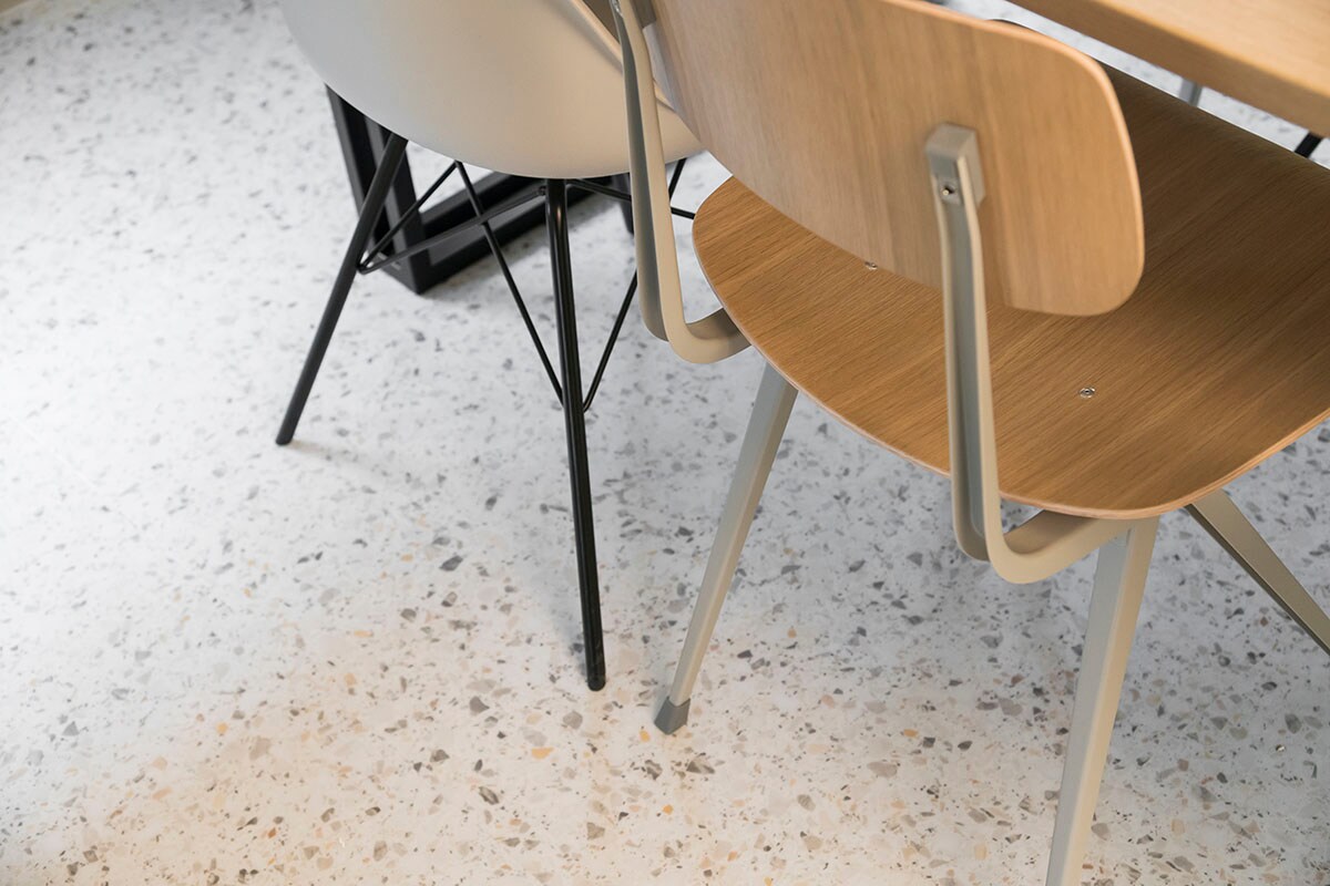 Vloer: Verona F023 (). Witte stoel (Tenzo), houten stoel (Hay).