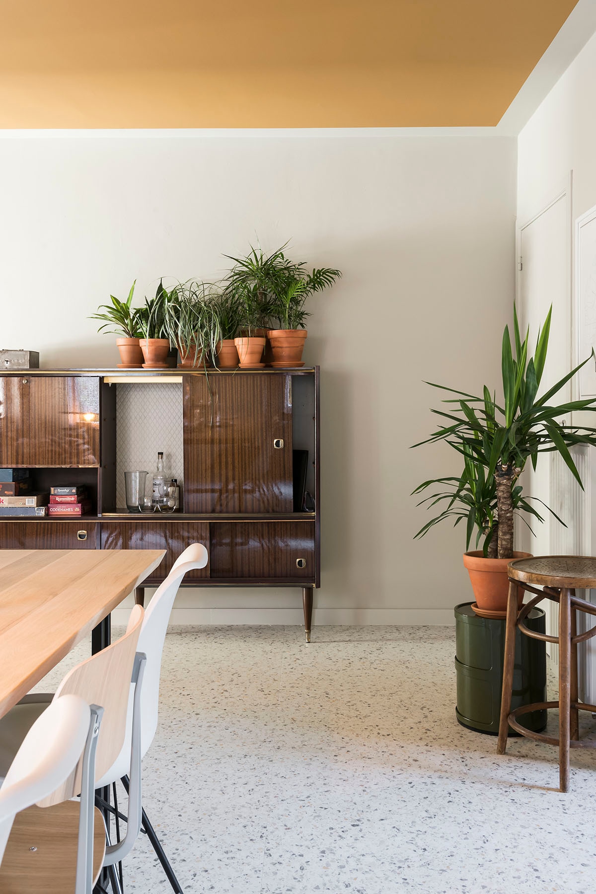 Vloer: Verona F023 (). Vitrinekast, kruk en planten privébezit.