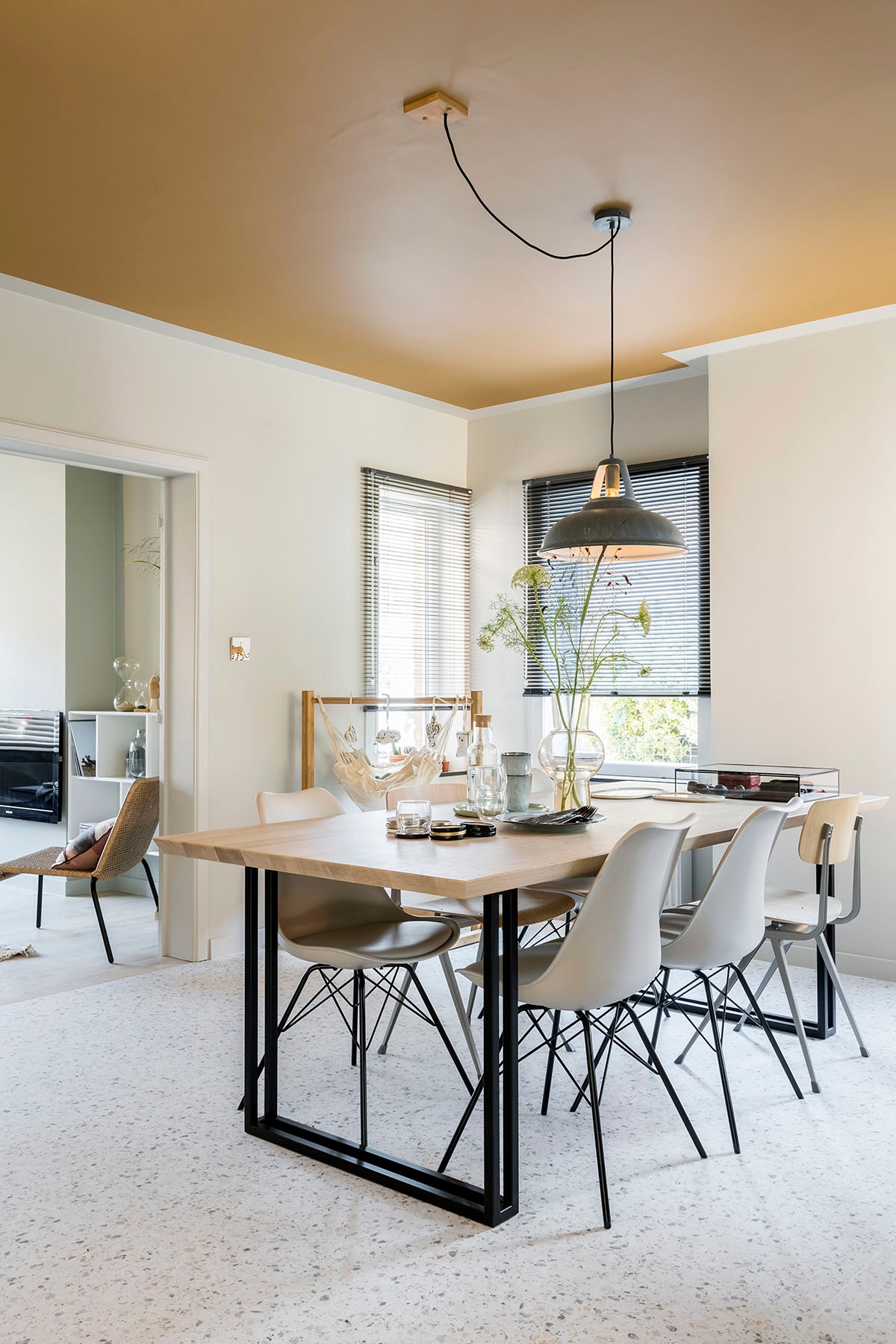 Vloer: Verona F023 (). Tafel (Vincent Sheppard), witte stoel (Tenzo), houten stoel (Hay), hanglamp (Lucide).