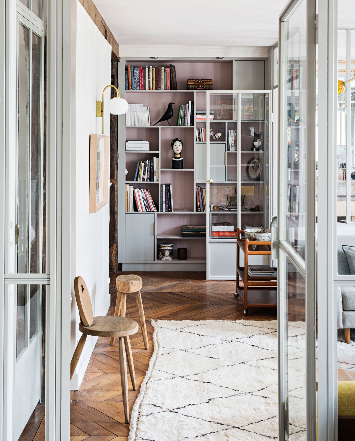 In één van de door Laure ontworpen kasten huizen boeken en haar geliefde curiosa. Het tapijt komt uit Marrakech, de meubels zijn tweedehands vondsten.