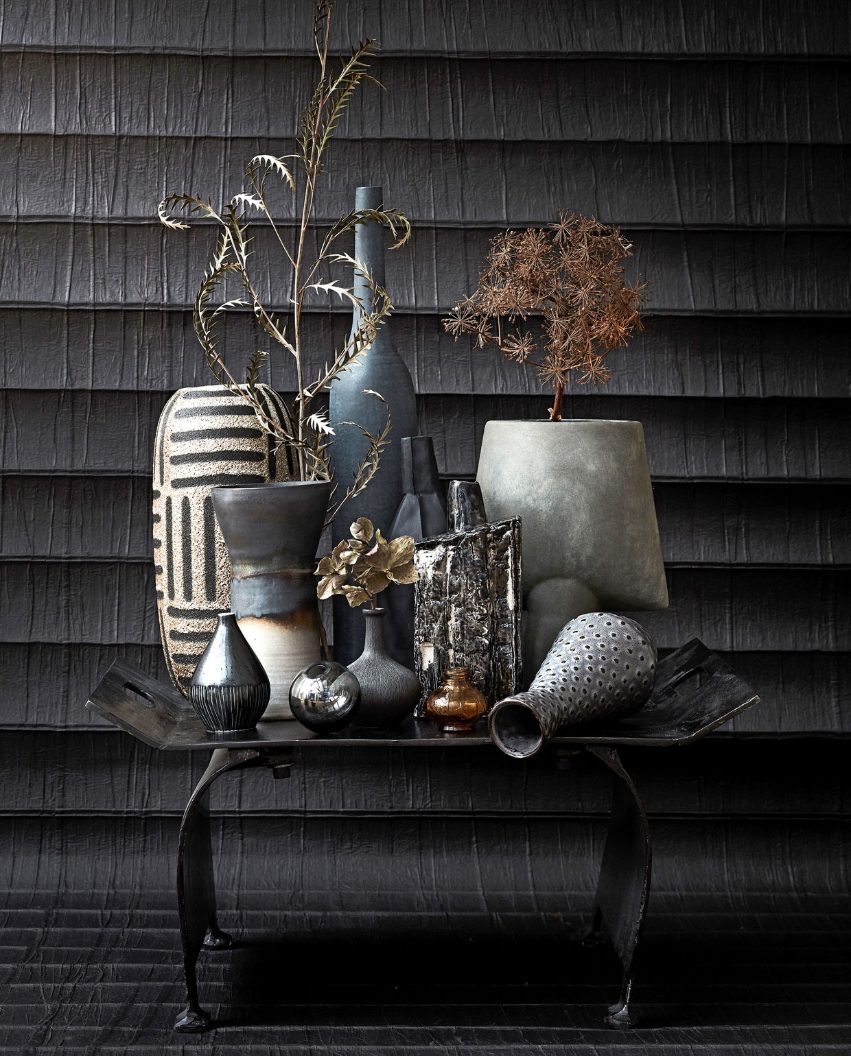 Behang (elitis.fr). Zwart-bruin gestreepte vaas (thingsilikethingsilove.com). Hoge zwarte vaas (zarahome.com). Vaas met zandlopervorm van Ildikó Horváth (studiopansa.com). Klein vaasje links voor van Lindform Sweden (maisonnl.com). Glazen bolvaasje (hm.com). Vaasje met tuit van Lindform Sweden (maisonnl.com). Zwarte hoekige vaas vanaf (edha-interieur.nl). Zwart-witte vaas (serax.com). Bruin vaasje (loods5.nl). Grote grijze vaas (casagitane.com). Gestippelde vaas, zwart dienblad 55x40x15 cm (lxbxh) prijs op aanvraag (thingsilikethingsilove.com). Takken in vaas (tuinvanjudith.wordpress.com).