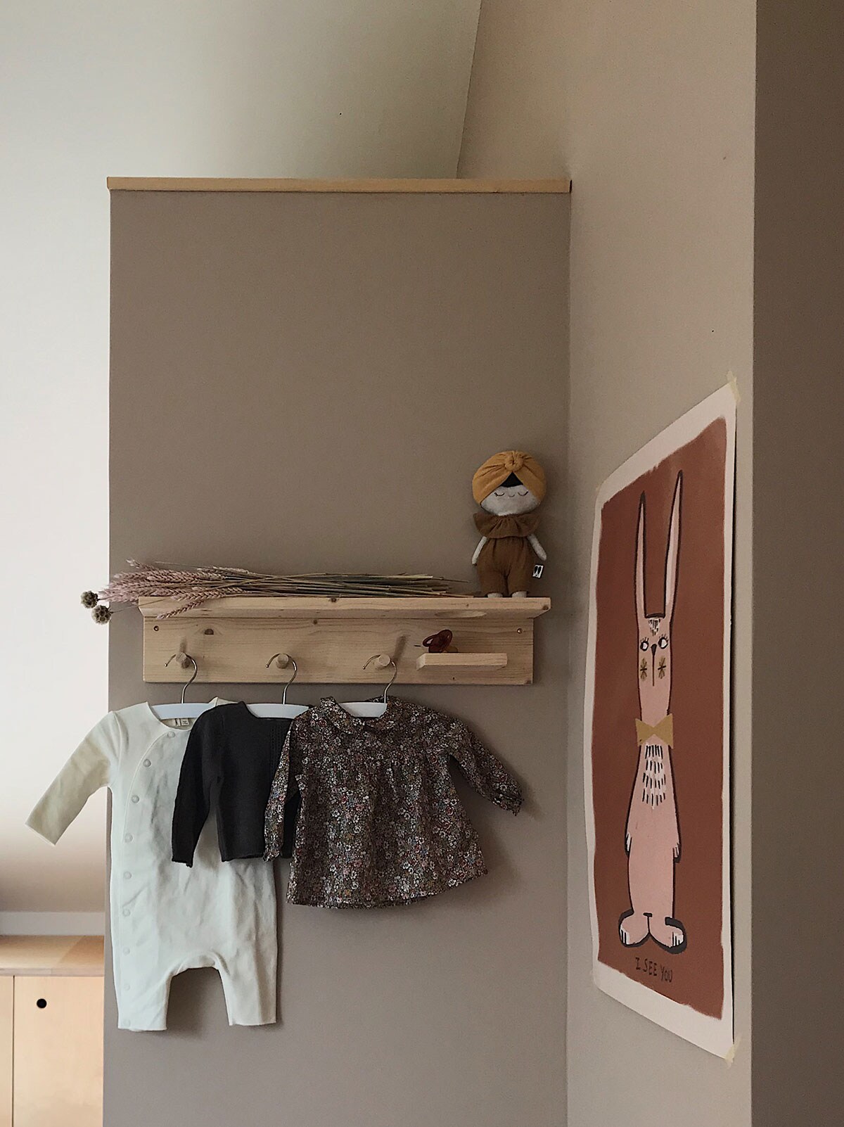 Bedlinnen (MARIE MARIE HOME), rotan wiegje (Childhome). Poster (studioloco.eu), wandrekje (Woodchuck) en popje (lelelerele.com).