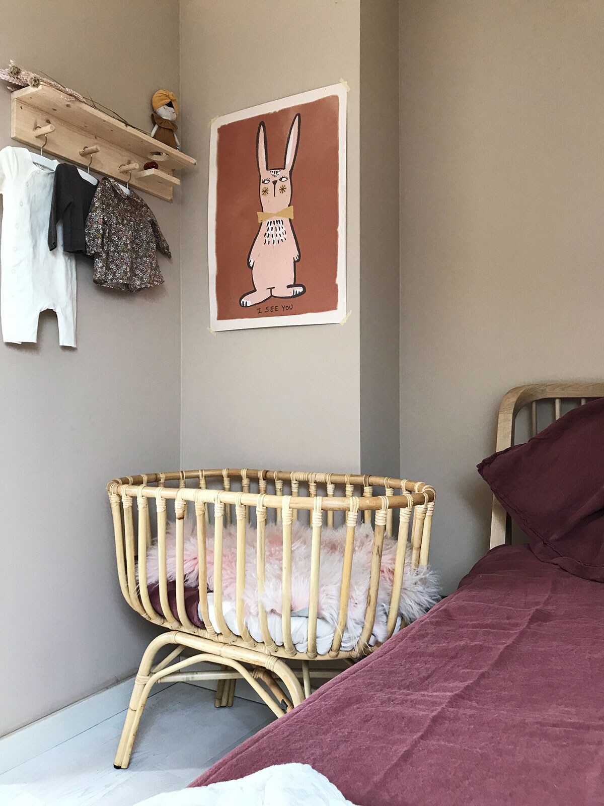 Bedlinnen (MARIE MARIE HOME), rotan wiegje (Childhome). Poster (studioloco.eu), wandrekje (Woodchuck) en popje (lelelerele.com).