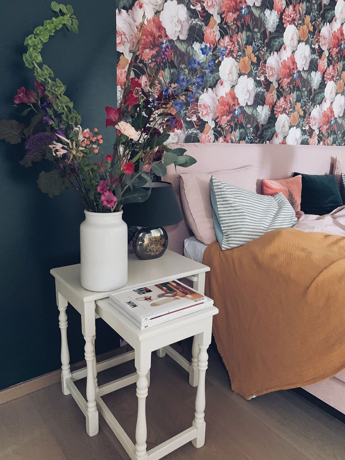 Boxspring Pepper uit de Lifestyle by vtwonen collectie (Swiss Sense), lakens en dienblad (H&amp;M Home), glaasjes (Serax), pyjama’s kinderen (Trixie). Gestreept kussen (IKEA), roze kussen met varenprint (Hema).