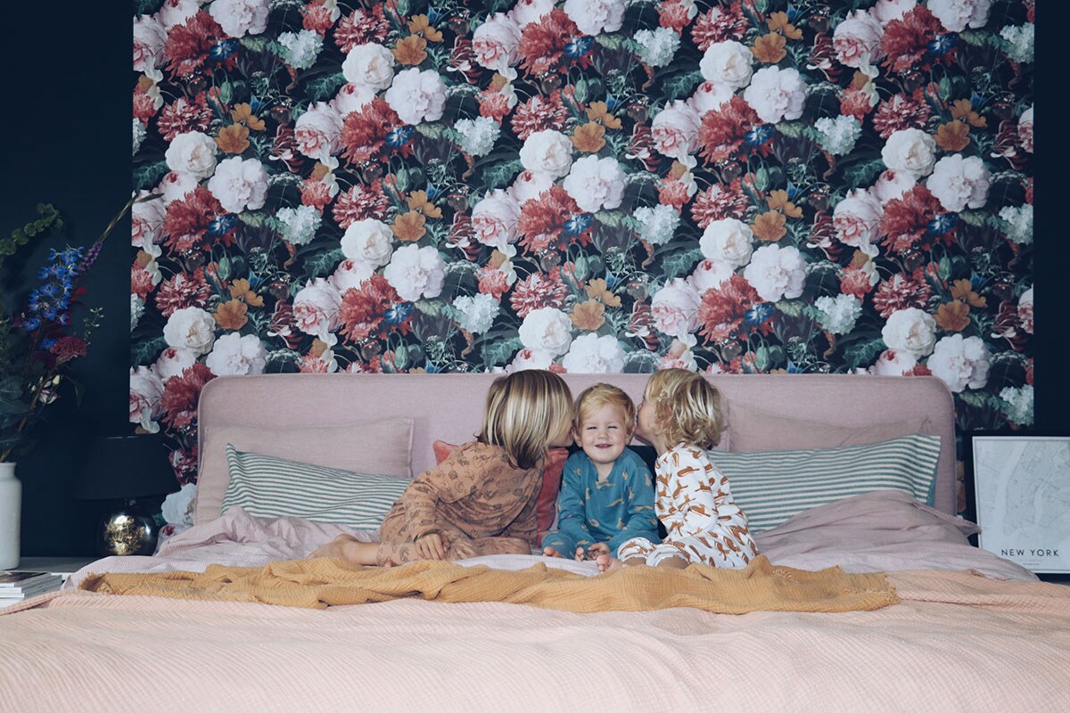 Boxspring Pepper uit de Lifestyle by vtwonen collectie (Swiss Sense), lakens en dienblad (H&amp;M Home), glaasjes (Serax), pyjama’s kinderen (Trixie). Gestreept kussen (IKEA), roze kussen met varenprint (Hema).