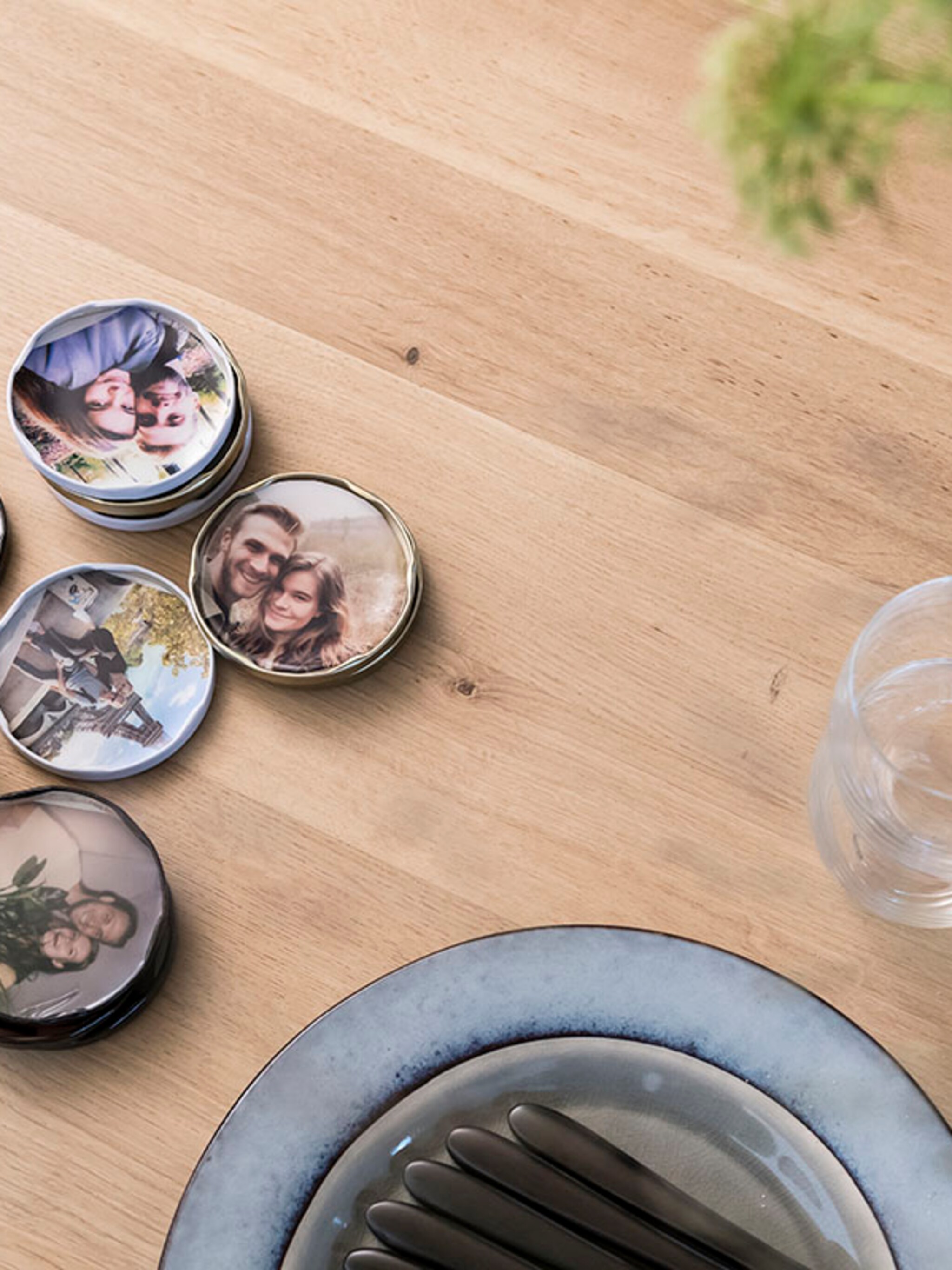 diy onderzetters met polaroidfoto s uit de make over van simon en sarah