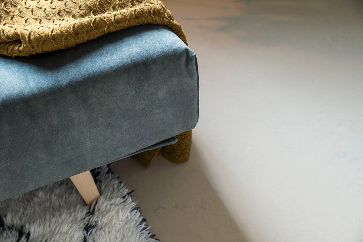 Vloer: collectie Marmoleum Solid – Concrete – 3727 drift (, zetel Dante (Passe Partout). Tapijt (HKliving) en plaid (BePureHome).