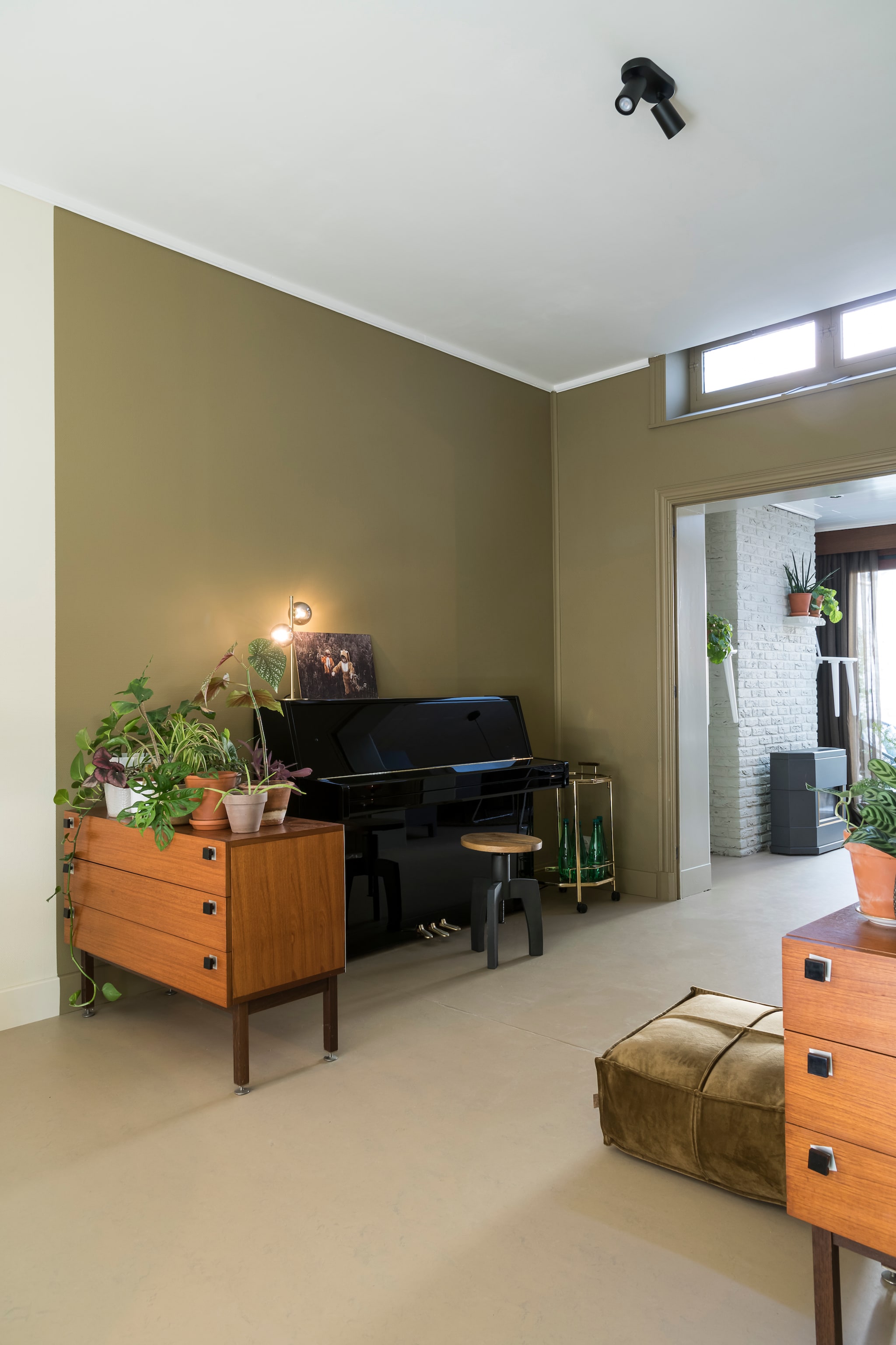 Vloer: collectie Marmoleum Solid – Concrete – 3727 drift (). Vintage kastjes, piano en planten privébezit. Poef (BePureHome).