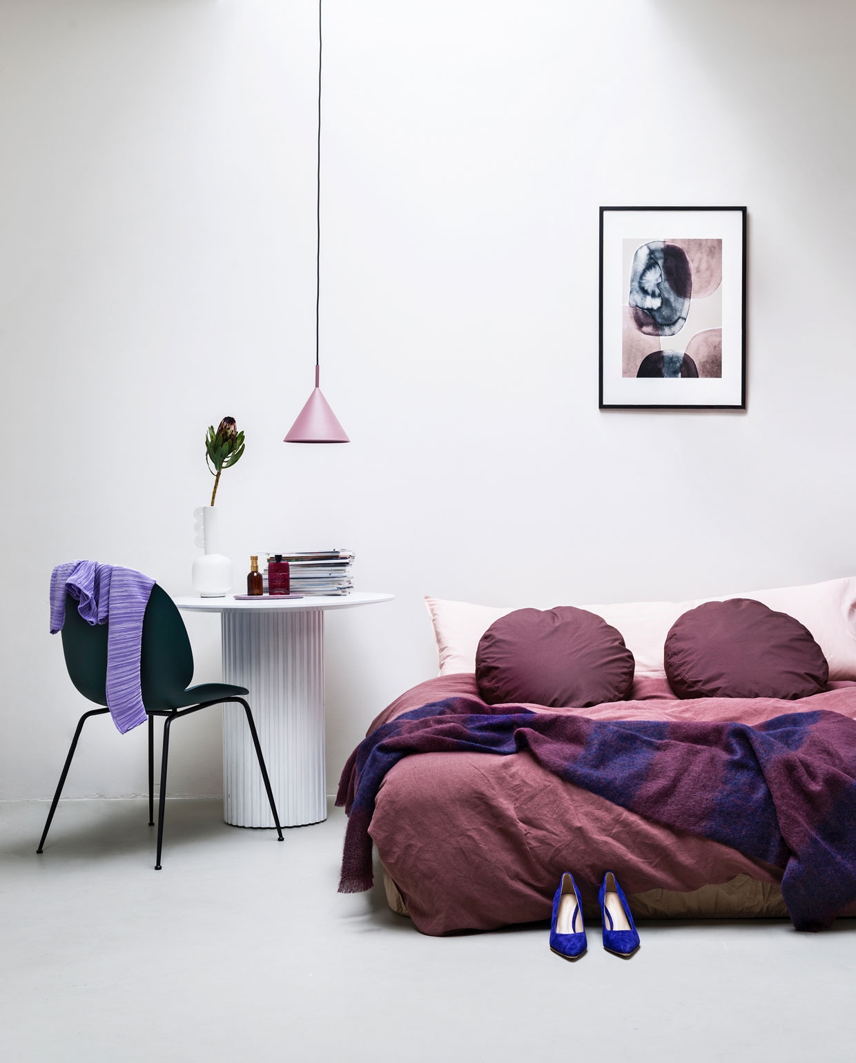 Dekbedovertrekset Red wine van linnen/katoen, 240/220 cm, donzen dekbed, lange kussenhoes Bedmate nude van organisch percal en donsvulling, ronde kussenhoes Chocolate van organisch percal en donsvulling, hoeslaken Camel van organisch percal (suite702.com). Mohair plaid (eijerkamp.nl). Ronde tafel, 80×72 cm (Øxh), hanglamp (hkliving.nl). Stoel Beetle chair van Gubi, vaas Clio van Ferm Living (vtwonen.be). Poster van Berit Mogensen Lopez, lijst (theposterclub.com). Geuren (gucci.com, greenbeautymarket.com). Schoenen (feraggio.com). Truitje (asos.nl).