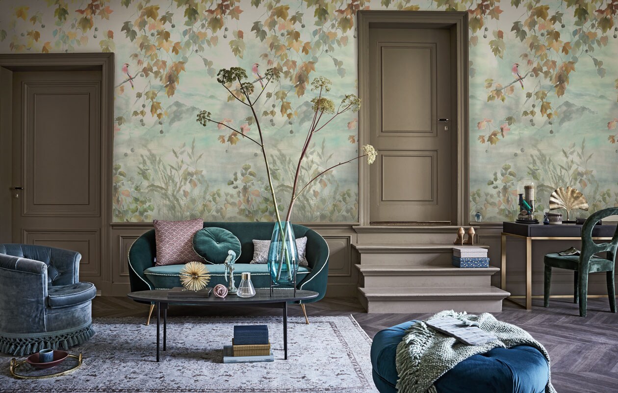 Groene zetel met rond kussen Bold Monkey 165x79x77 cm, ronde poef, paarse kunstvorm, gouden waaier, zandloper, paarse ronde bak op bureau, blauwe vaas op pootjes, gouden sierbol Pols Potten, paars vierkant kussen, etui (loods5.nl). Staande lamp blauw met goud Bert Frank, groene bureaustoel Promemoria (covanderhorst.nl). Bureau, blauw boek, stolp met klossen (Edha-interieur.nl). Tafel zwart langwerpig (homestede.nl). Tapijt 305×177 cm (rozenkelim.nl). Blauwe stoel (pietjonker.nl). Gouden dienblad, vaasje glas met goudrand, lila langwerpig kussen (zarahome.com). Notitieboekje, plaid (maisonnl.nl). Doosjes onder de tafel en op trap, paarse schaal (bungalow.dk). Blauwe vogel (harlequin-lisse.biz). Blauwe mok (hm.com). Behang Miyako 140×300 cm (wva.nl). Vloer vtwonen Novilon Zoethout, 400 cm breed, Blauwe kwal Leonardo 11x7cm (vtwonen.be). Goudkleurige schoenen privébezit.