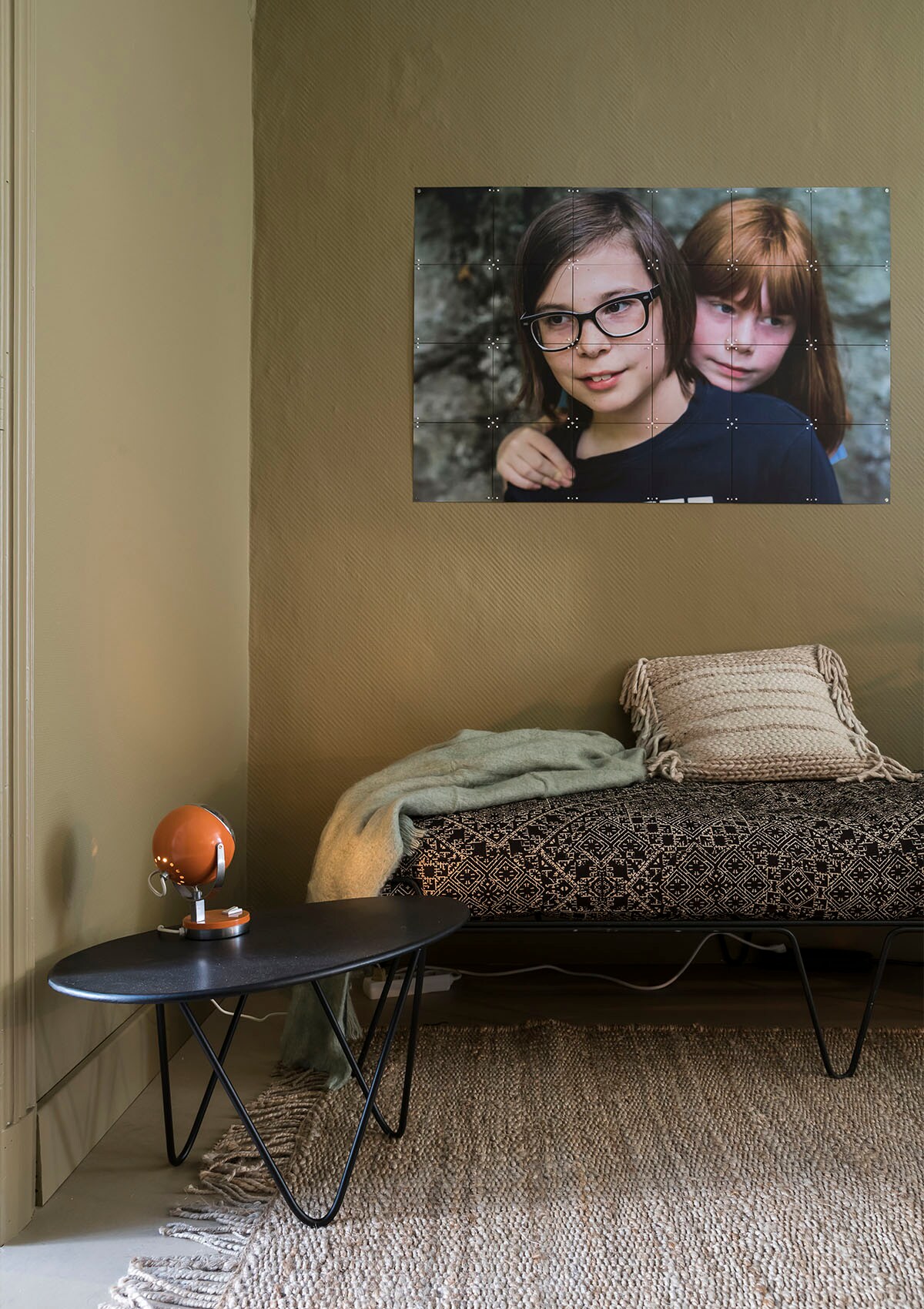 Persoonlijke wanddecoratie (). Daybed (Household Hardware), plaid en tapijt (HKliving), kussen (zuiver). Tafellamp en bijzettafel (privébezit).