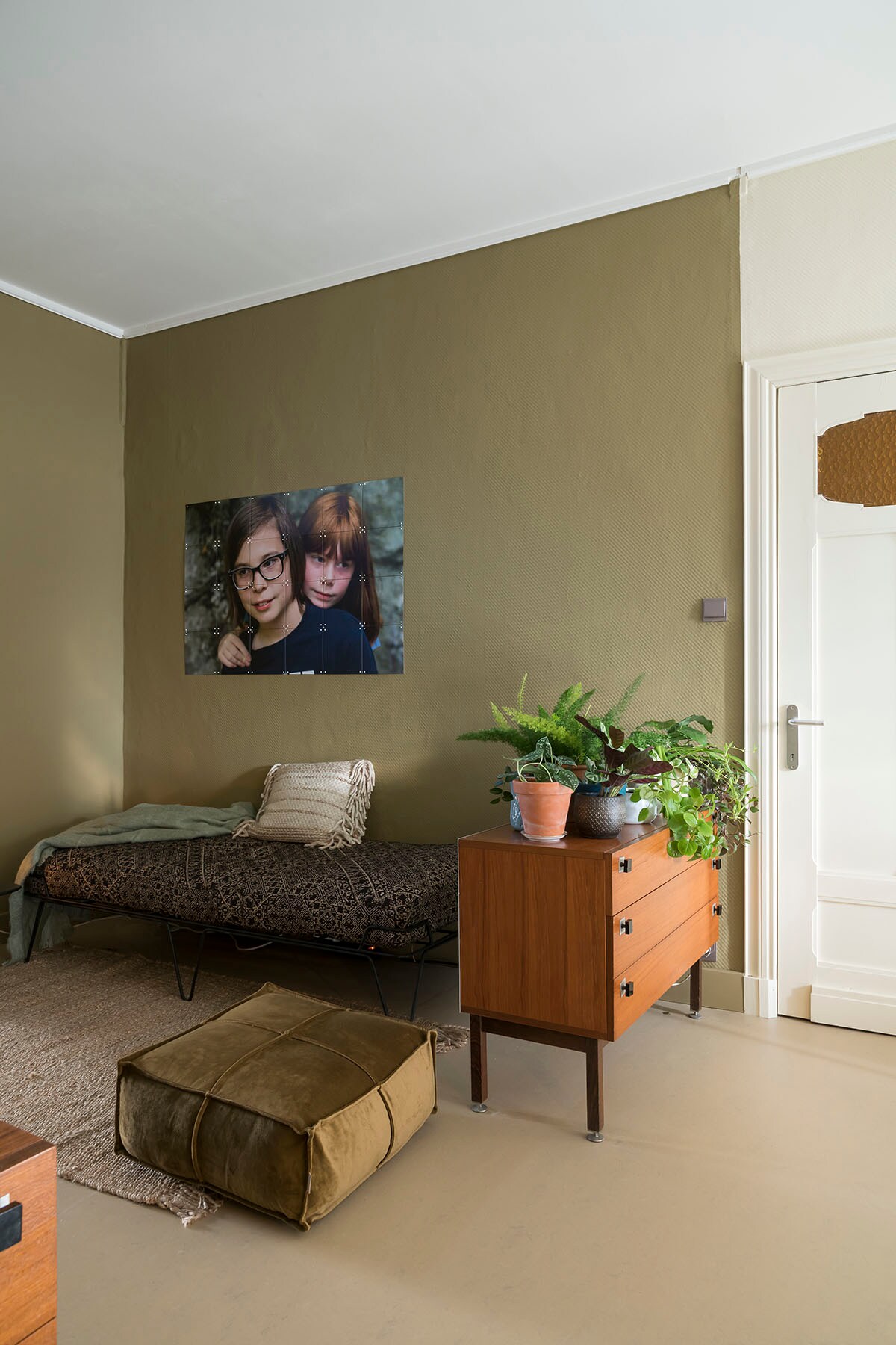 Persoonlijke wanddecoratie (). Daybed (Household Hardware), plaid en tapijt (HKliving), kussen (zuiver) en poef (BePureHome). Vintage kast en planten (privébezit)
