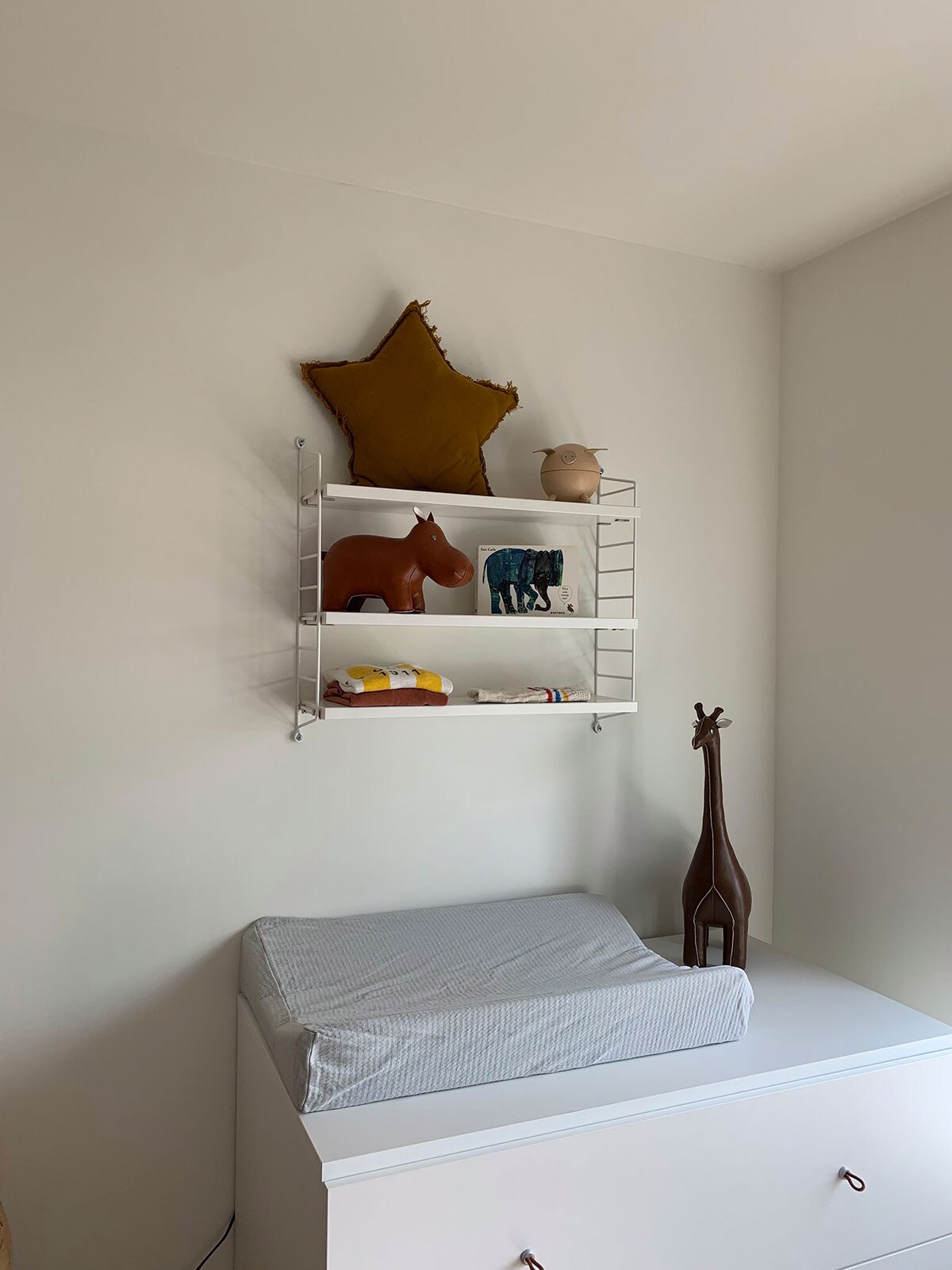 beeld vtwonen Blog | Wij, Mothers of the Home doen niets liever dan kinderkamers inrichten. We vinden het heerlijk om een moodboard te maken en na een gesprek met de klanten op zoek te gaan naar nieuwe en vintage items die helemaal bij elkaar passen. | vtwonen | fotografie mothersofthehome