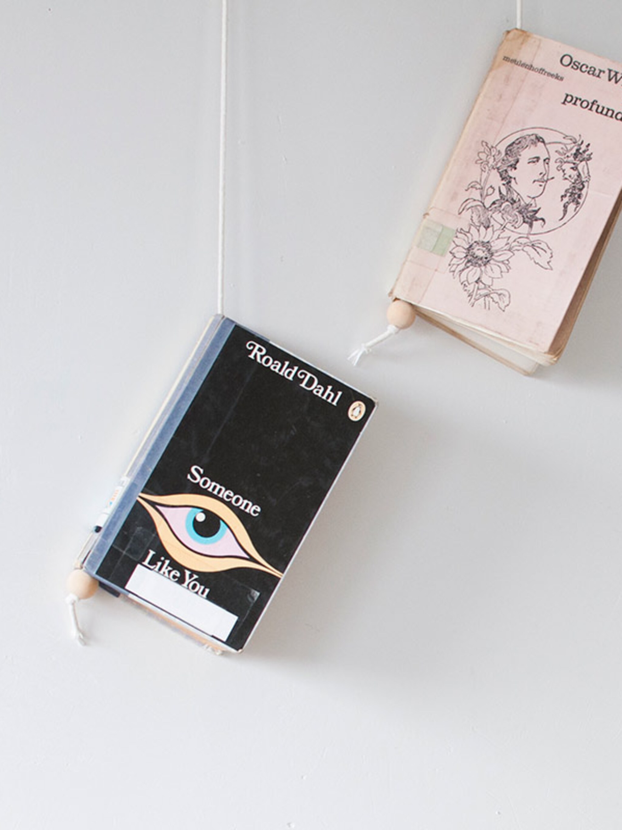 diy minimalistische boekenhangers