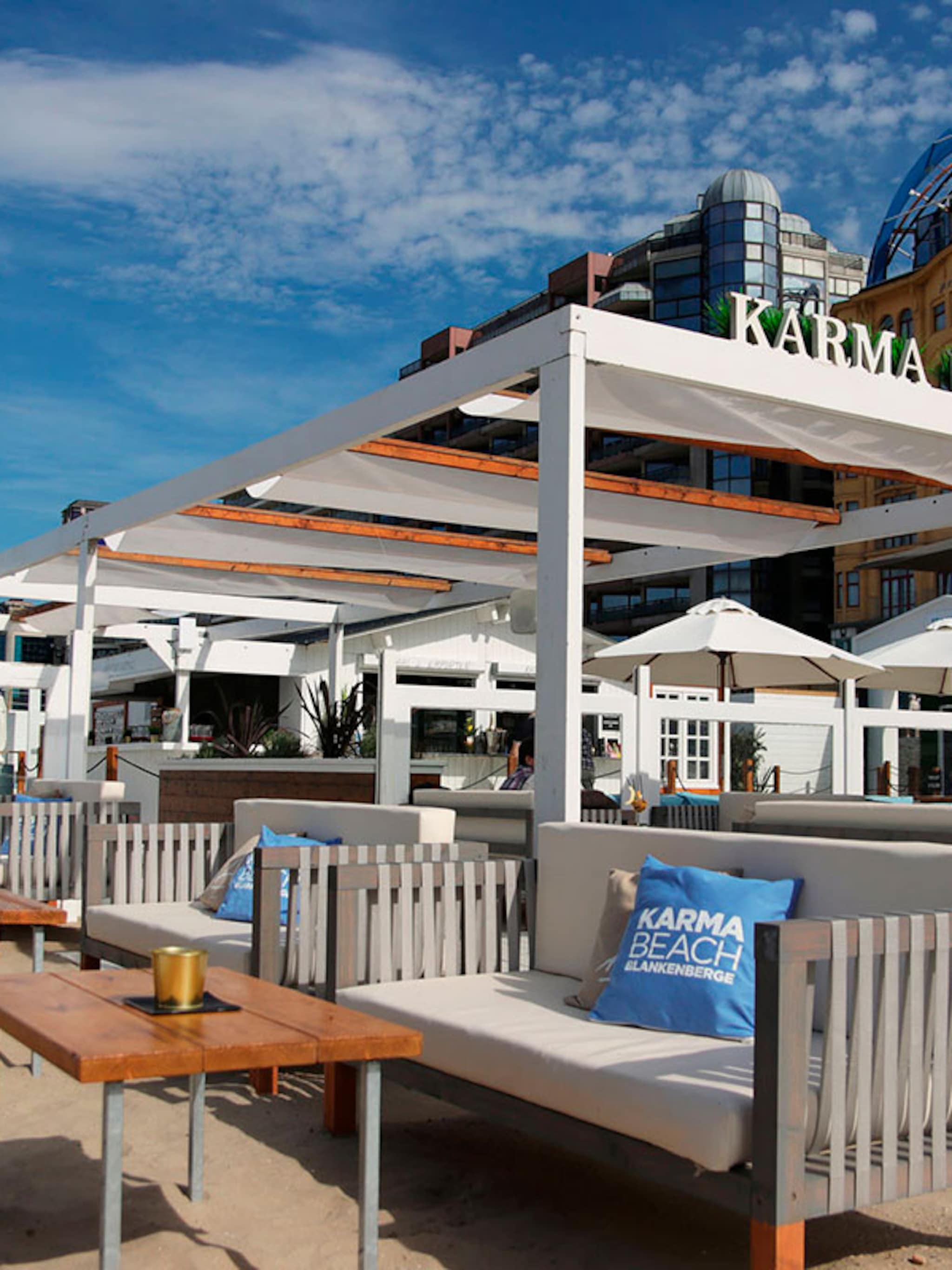 genieten van de zomerzon bij karma beach in blankenberge