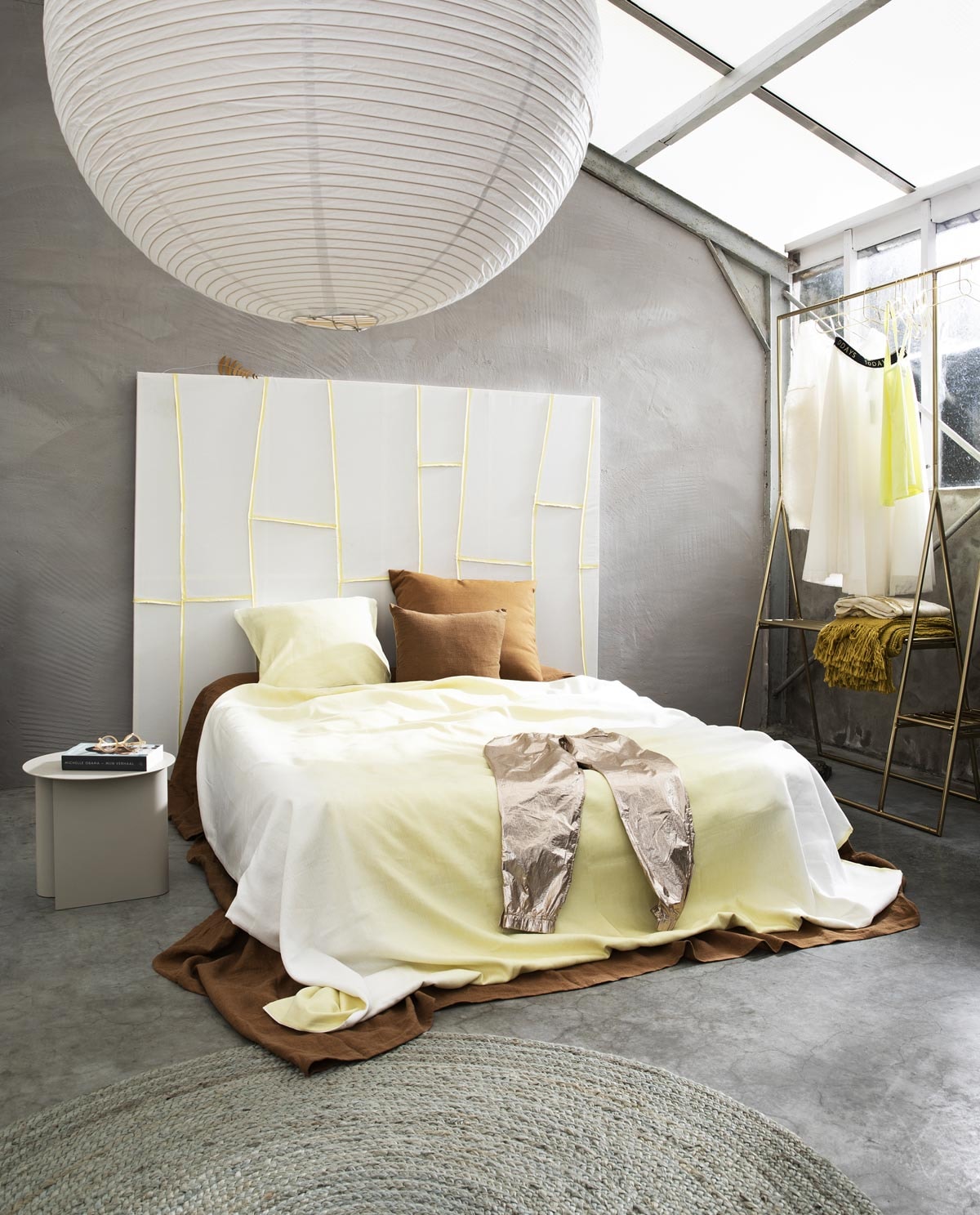 Vloerkleed van Kave Home, Kleine bordeauxrode vaas van Menu, vaas Bottle tall van Pols Potten (vtwonen.nl). Muurverf lambrisering uit de Let’s Colour collectie (flexa.nl). Dressoir Vision (pastoe.nl). Posters, lijsten (theposterclub.com). Lamp van keramiek, rechthoekig schaaltje (serax.com). Gele vaas met goudglans (polspotten.nl). Gele schaal op voet, grote kan met oor (groenenakker.nl). Hoge terra vaas, cocktailglas (fermliving.com). Bril (asos.com).