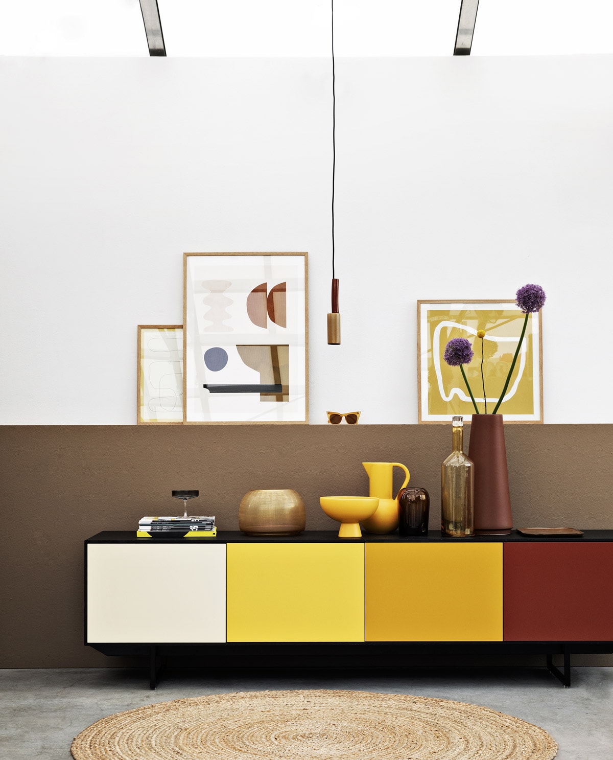Inklapbare vlinderstoelen van Lafuma, plaid van Malagoon (vtwonen.nl). Mat-chromen douche, bank Patio high back (weltevree.eu). Handdoeken, kussenhoezen, groene plantenbak (fermliving.com). Bord (hkliving.nl). Glazen, karaf (puikdesign.com). Stonewashed linnen gordijnstof van Chivasso (jab.de). Spiegel privébezit.