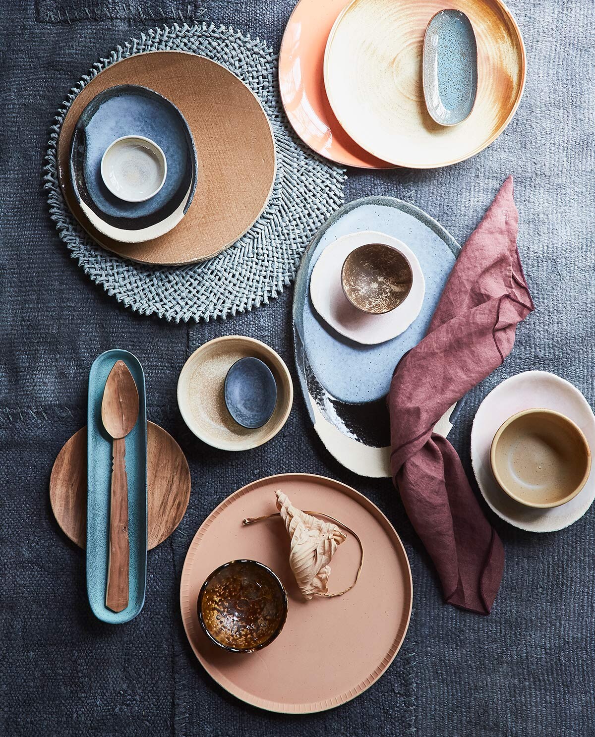 Blauw vloerkleed Turkse kelim (couleurlocale.eu). Blauwe placemat, blauw langwerpig bord met 3 bijbehorende kopjes, ovale kleine blauwe kom inclusief 2 kopjes en langwerpige schaal (zarahome.com). Bamboe kommetje, houten bordje, oranje bord, geel kommetje rechts (loods5.nl). Bruin bord (serax.com). Blauw bord met witte rand, grotere maat, roze bord, klein roze bord (glazuur.com). Houten lepel uit set van 5 lepels en 1 vork, donkerbruine kom midden onder (householdhardware.nl). Paarse servet Gracie van Broste Copenhagen (vtwonen.nl). Gedroogde bloemen (tuinvanjudith.wordpress.com). Bordje blauw rechts boven (thingsilikethingsilove.com). Klein wit kommetje op blauw bord, bruine kom Walnut (annemiekebootsceramics.nl). Bruin bord met veeg (nordicnest.nl). Oranje bord van HK Living rechts boven (livingandcompany.com).