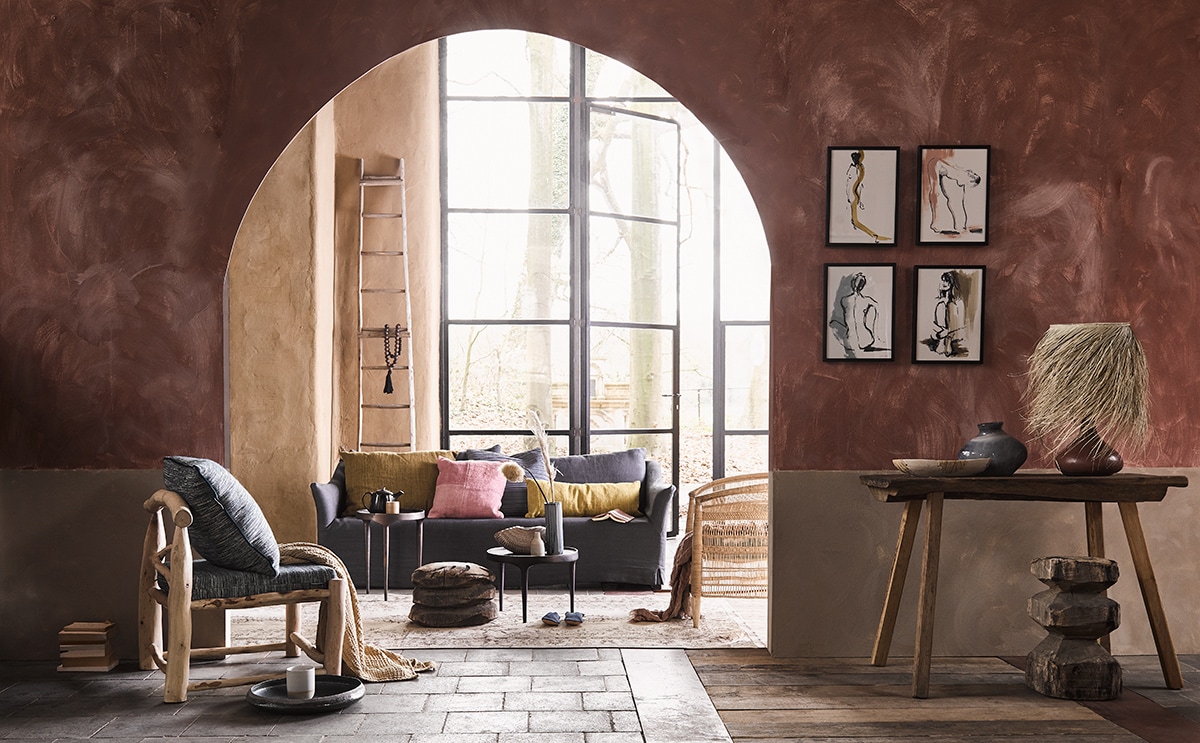 Verfkleur roze Bracken – verfkleur beige Drift (bauwerk.com.au). Kunstwerk in diverse kleuren aan de wand (nicolewegman.nl). Vloerkleed (rozenkelim.nl). Linnen bank (dezinkenviool.nl). Stoel links voor, geel kussen, roze kussen, geel kussen rechts (couleurlocale.eu). Ketting aan ladder, hoge bijzettafel, lage bijzettafel, rode lampenvoet (loods5.nl). Stoel van gevlochten hout (archive-store.nl). Plaid bruin (hm.com). Blauwe vaas op tafel (covanderhorst.nl). Lampenkap (maisonnl.com). Blauwe hoge vaas (serax.com). Wit vaasje op tafel, witte kan, bruine mok (annemiekebootsceramics.nl). Gedroogde bloemen (tuinvanjudith.wordpress.com). Theepot donkerpaars, langwerpige vaas op lage tafel, grote blauwe schaal (thingsilikethingsilove.com). Blauwe sloffen (householdhardware.nl). Kussen blauw leer (edha-interieur.nl). Notitieboeken van About Blanks (maisonnl.com). Houten tafel (vandijkenko.nl). Beige schaal op tafel (zarahome.com). Ladder en houten blokken privébezit.