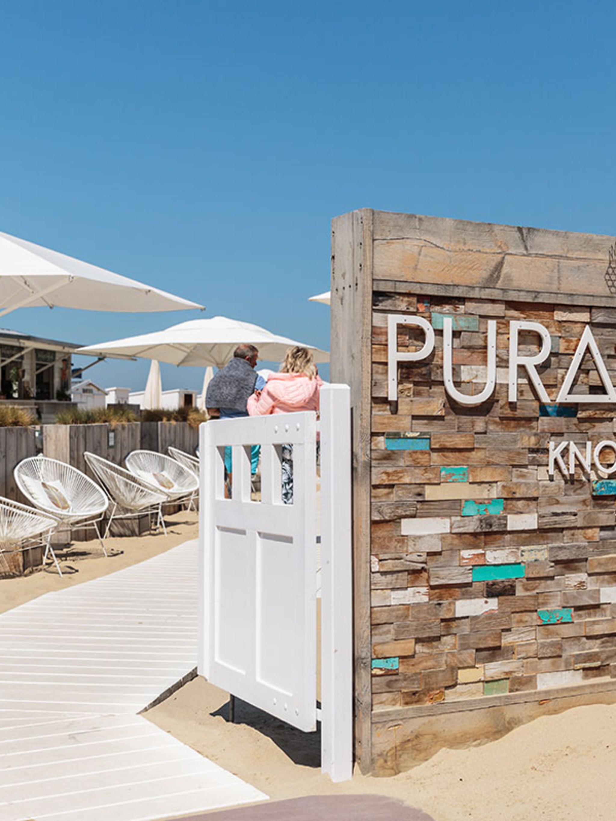 tropische sferen bij strandbar pura vida in knokke
