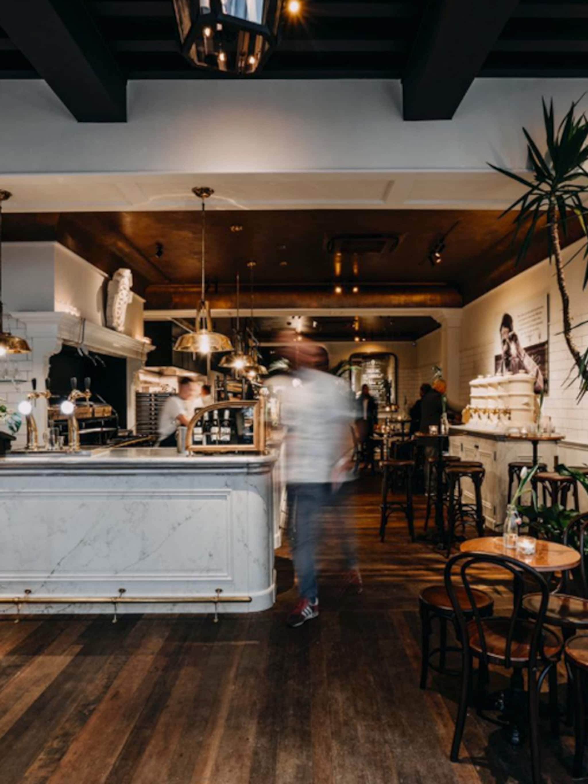 smullen van luxefrietjes bij frites atelier in brussel