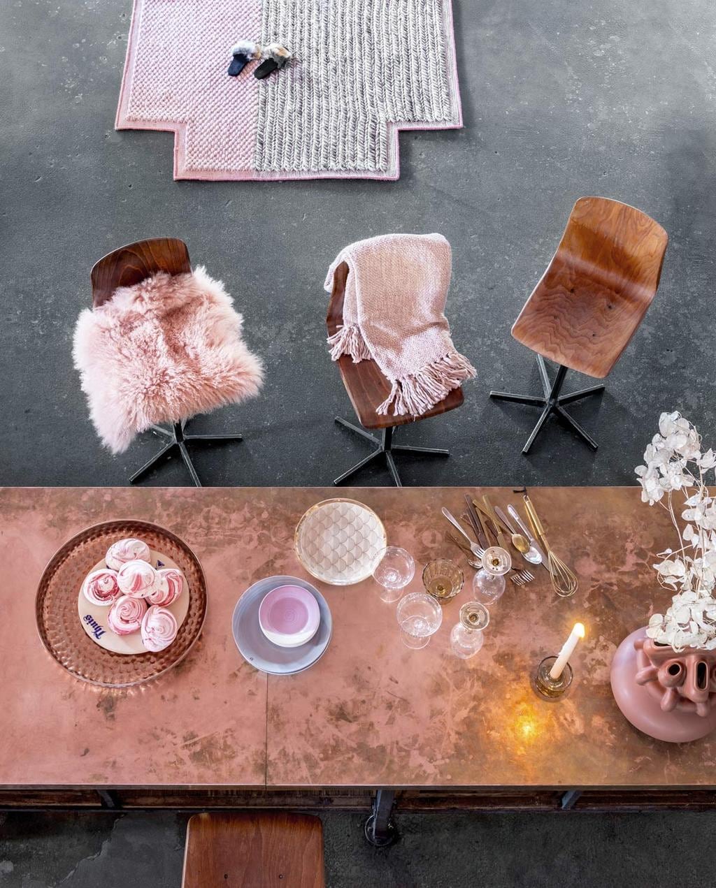 Barkrukken (). Kruisvormig tapijt ontworpen door Patricia Urquiola (). Roze  van Nordal, geweven  van Malagoon,  van Iittala,  met kleurverloop van Royal Doulton,  van Bloomingville, goud gedecoreerd bord van Bloomingville, degradé  van Mo Man Tai, zilverkleurig mat  uit de vtwonen collectie,  van Nordal (). Schaal van geslagen koper (). Bord met tekst in blauw, roodbruine vaas in samenwerking met Roderick Vos (). Glazen kandelaar van Madam Stoltz, koper- en messingkleurig bestek van Madam Stoltz (). Sloffen ().