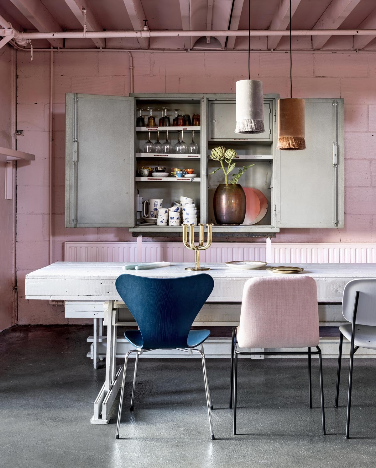 Tafel, bank in samenwerking met Piet Hein Eek (). Op tafel messing kandelaar (). Gouden bord van &amp;Klevering (). Fritz Hansen series 7 vlinderstoel ontworpen door Arne Jacobsen, roze gestoffeerde stoel van Ligne Roset, grijze stoel Soft Edge Dining Chair van Hay (). Lampen van Madam Stoltz (). Fabriekskast (). In de kast keramiek met blauw dessin uit 27-delig servies in samenwerking met ontwerper Edwin Vollebergh ().  van Bloomingville (). Gekleurde kop-en-schotels, gekleurde glazen, gekleurde wijnglazen, glazen vaas met olieachtige glans (). Overig privébezit.