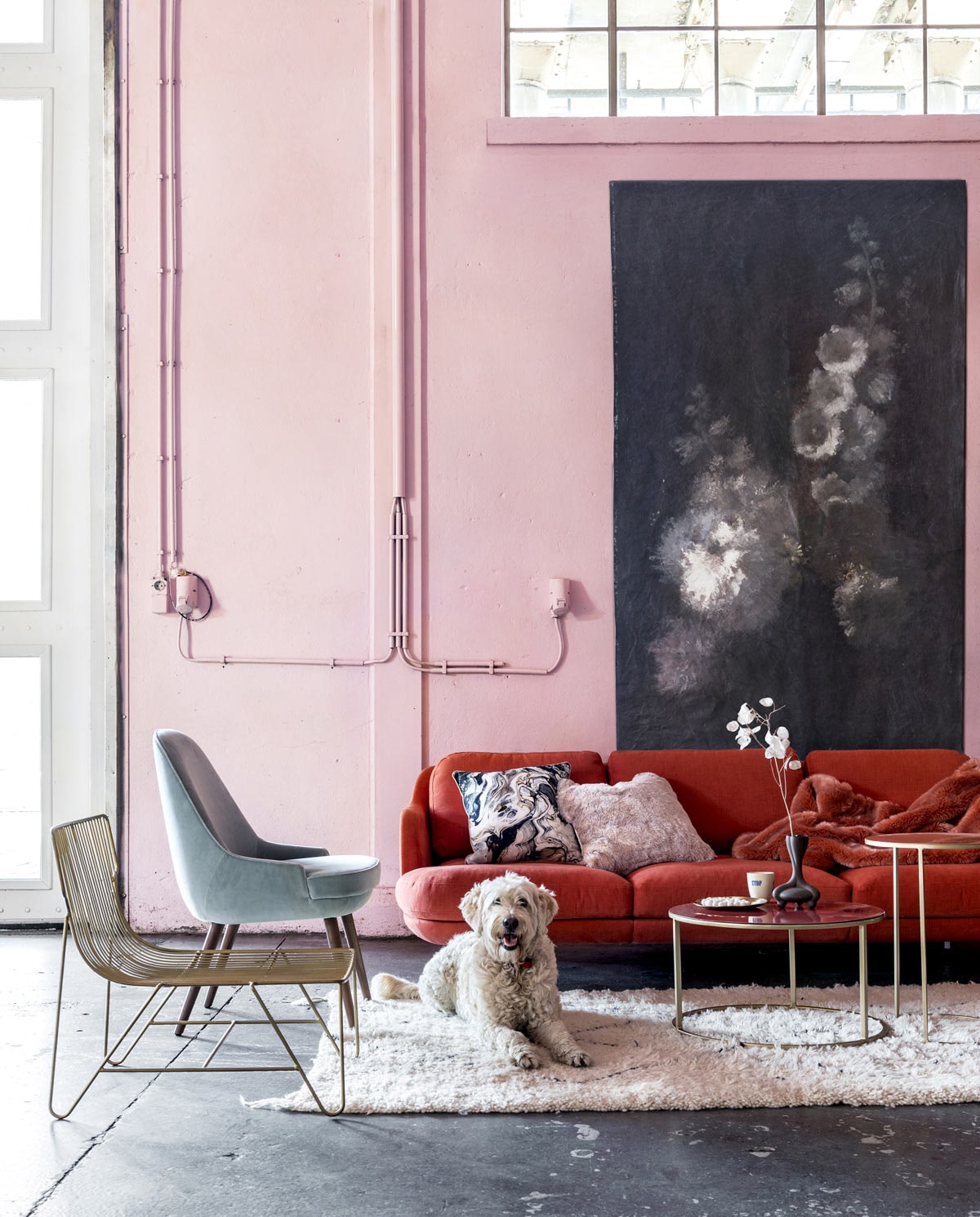 Lune 3-zitsbank, ontworpen door Jaime Hayón voor Fritz Hansen, fauteuil in zeegroen fluweel ontworpen door Walter Knoll ().  met marmereffect van Nordal (). Kussen van nepbont en plaid van nepbont (Padcon). Messingkleurige draadstoel van Madam Stolz (). Tafels, vloerkleed (). Canvas doek met kreukeffect met kopie van schilderij Stilleven met Bloemen van Auguste Jouve uit de collectie van het Rijksmuseum (). Vaas in samenwerking met Roderick Vos, mok in samenwerking met Edwin Vollebergh ().