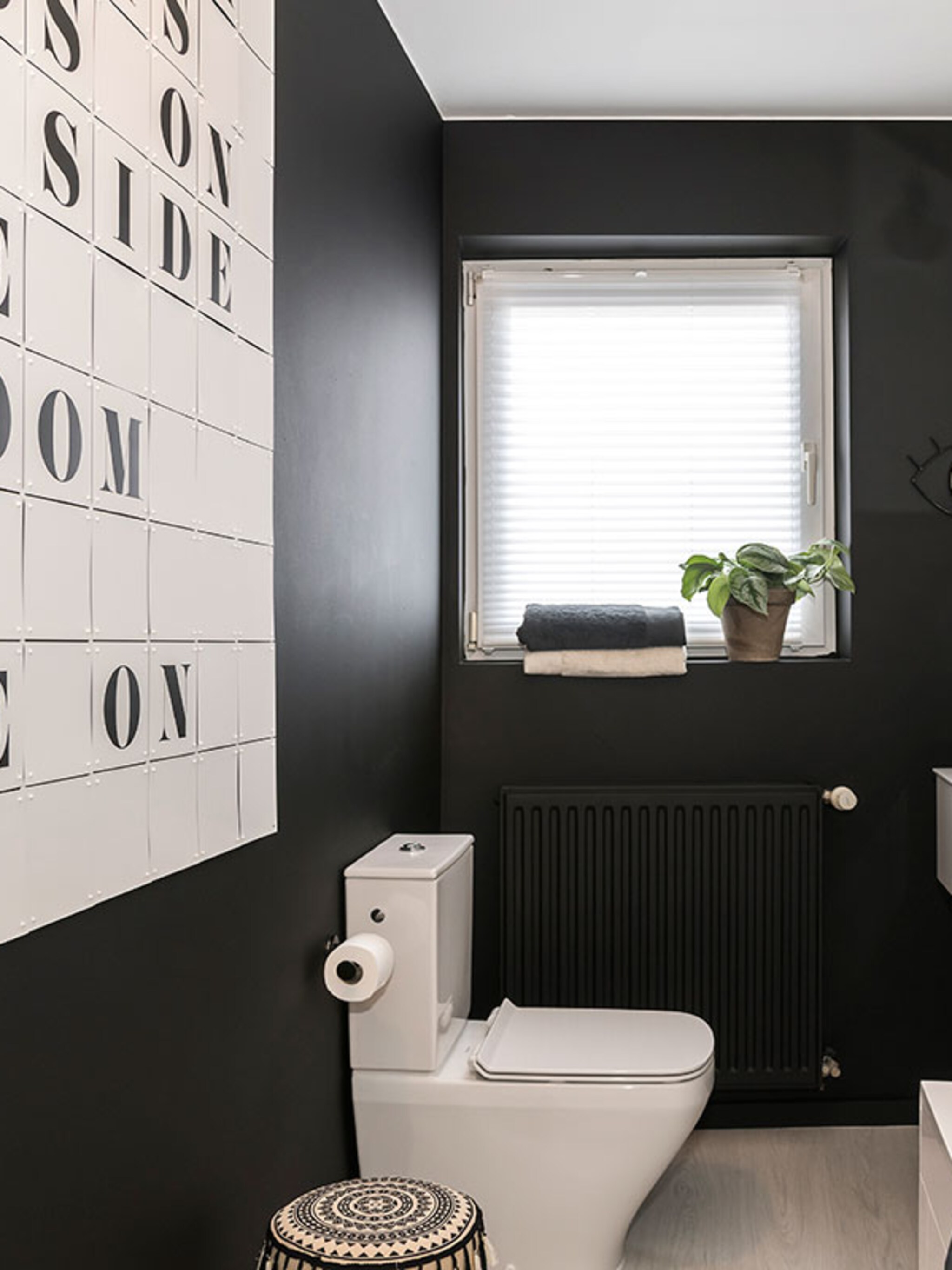 een kleine badkamer zo maak je ze optisch ruimer