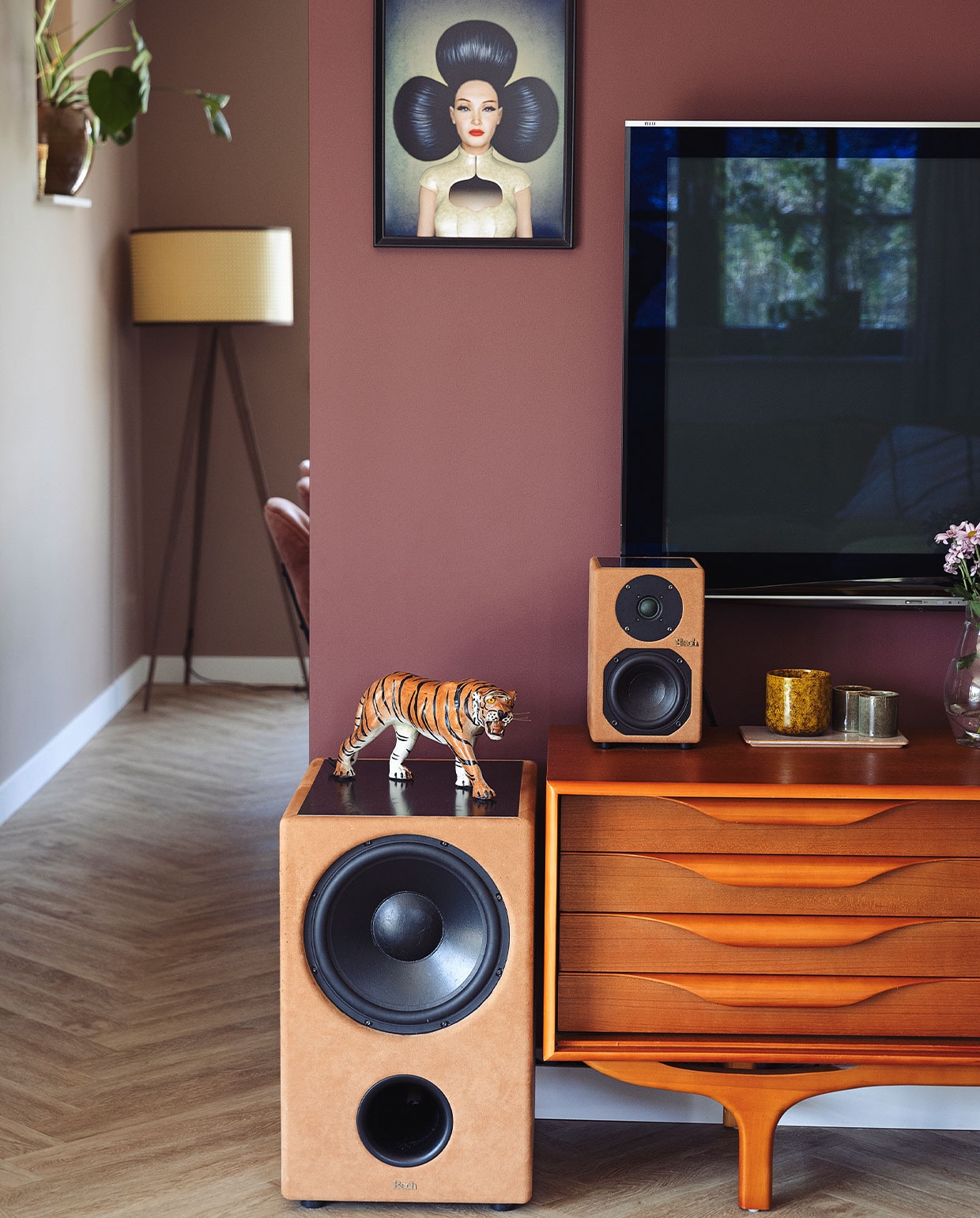 Print Werk aan de Muur. Vloerlamp HKliving. Speakers Bach Loudspeakers. Televisiemeubel Furnified. Tijger Vintage Friends. Aardewerken kaarsen HKliving en Karwei. vtwonen 10-2021 | Styling Ilona Jongepier | Fotografie Dana van Leeuwen | Tekst Anne van den Dool