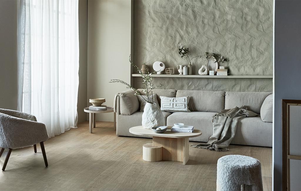 M.m.v. karwei.nl (muurverf Warm Grey van vtwonen), vtwonen.nl (vloertegels Blancs Naturel van vtwonen, salontafel Insert van Ferm Living, vaas Vulca van Ferm Living, bijzettafel Cedric van Fest Amsterdam, boekensteun van Hay, zandkleurige geribbelde vaas Bloomingville, witte pot met deksel van Broste Copenhagen), nordicnew.nl (bank van Gubi), designtales.nl (fauteuil en poef van Fredericia), luxurybynature.nl (kussens, vaas met rond gat), studio-yen.com (sculptuur van vierkanten), weldaad.com (marmeren schalen en papier-maché schaal), couleurlocale.eu (plaid), hm.com (schaal op plank), neeflouis.nl (vintage flesvazen).