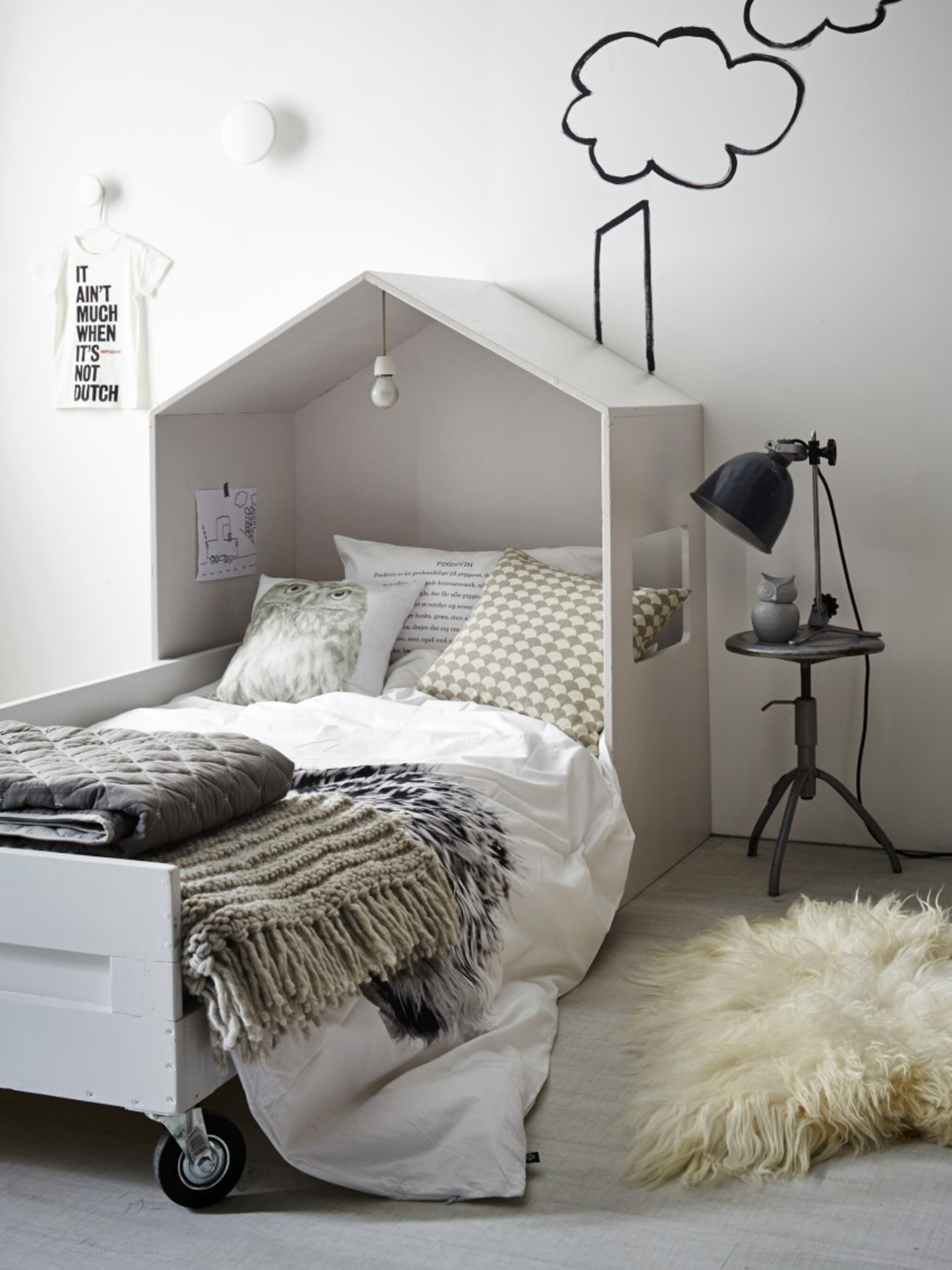 zelf maken een kinderbed met houten huisje