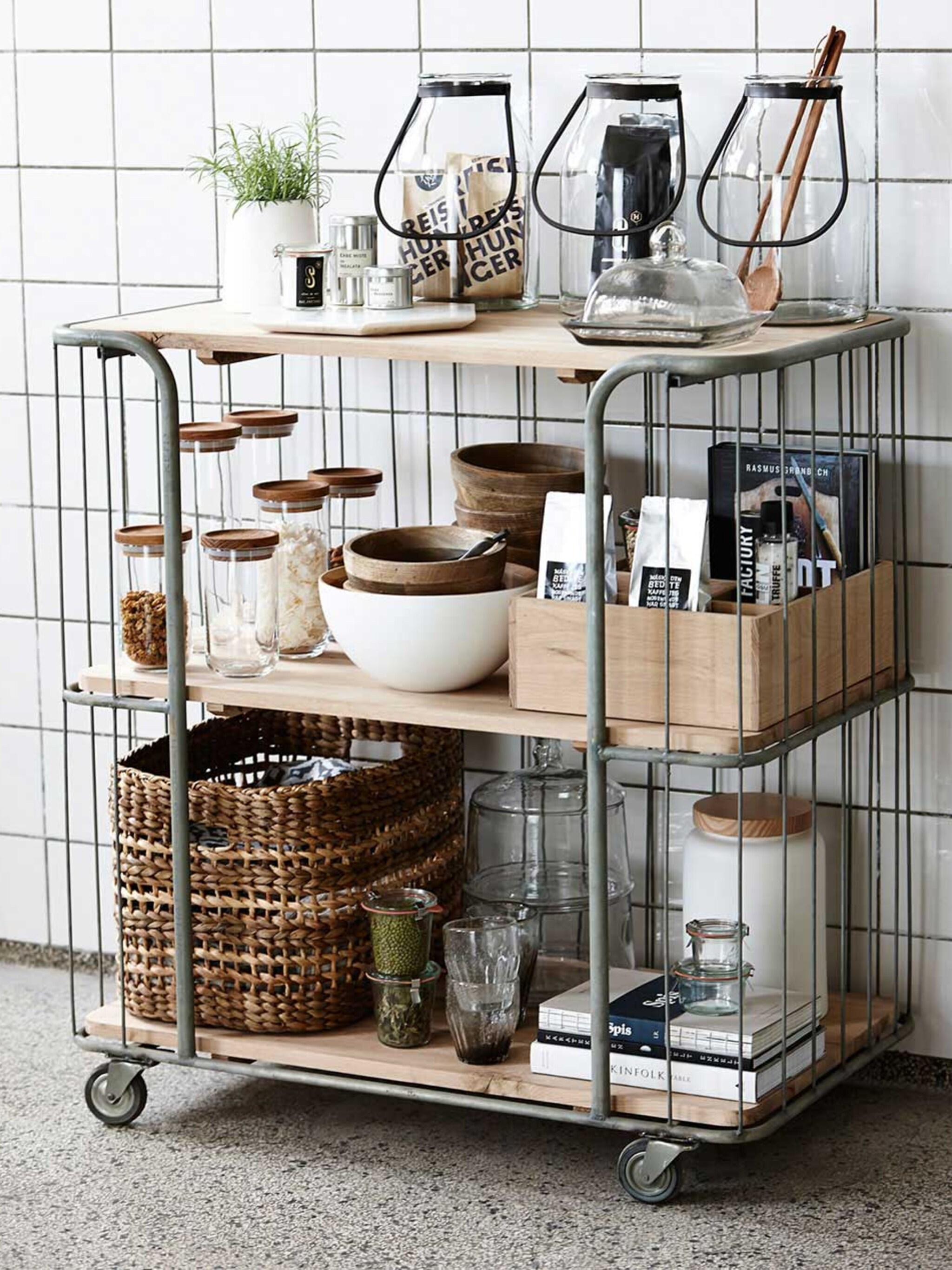 een keukentrolley in de keuken