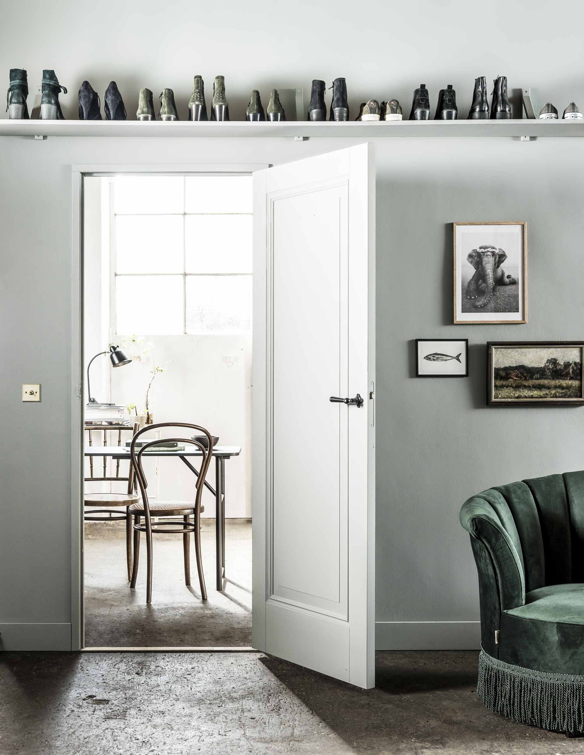 Kleur op de wand Sea Green van vtwonen (). Zwarte bureaulamp, houten Thonet stoel (). Vintage schilderij met houten lijst, houten stoel ().  zwart (). Messing lichtschakelaar (). Boek A Beautiful Mess, boek Think, bruine aardewerk kom van Muubs, zwarte lijst van Moebe , kaart vis, houten lijst avan Moebe, poster olifant (). Donkergroene fauteuil (). Berken schapdrager Ekby Valter (). Houten plank Pot met plant, vaas met tak, schoenen en boeken zijn privébezit.