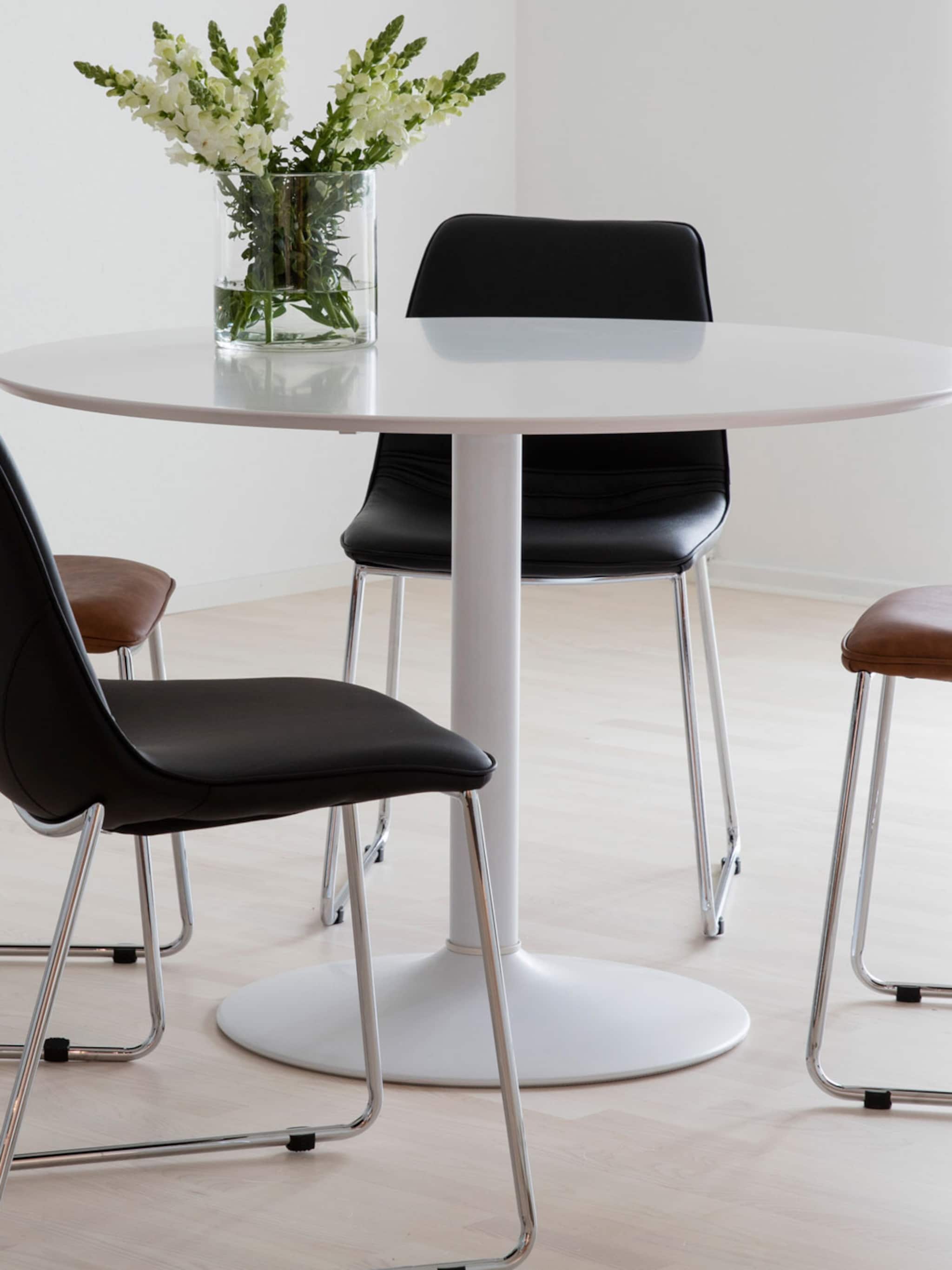 gezellig tafelen aan een ronde eettafel