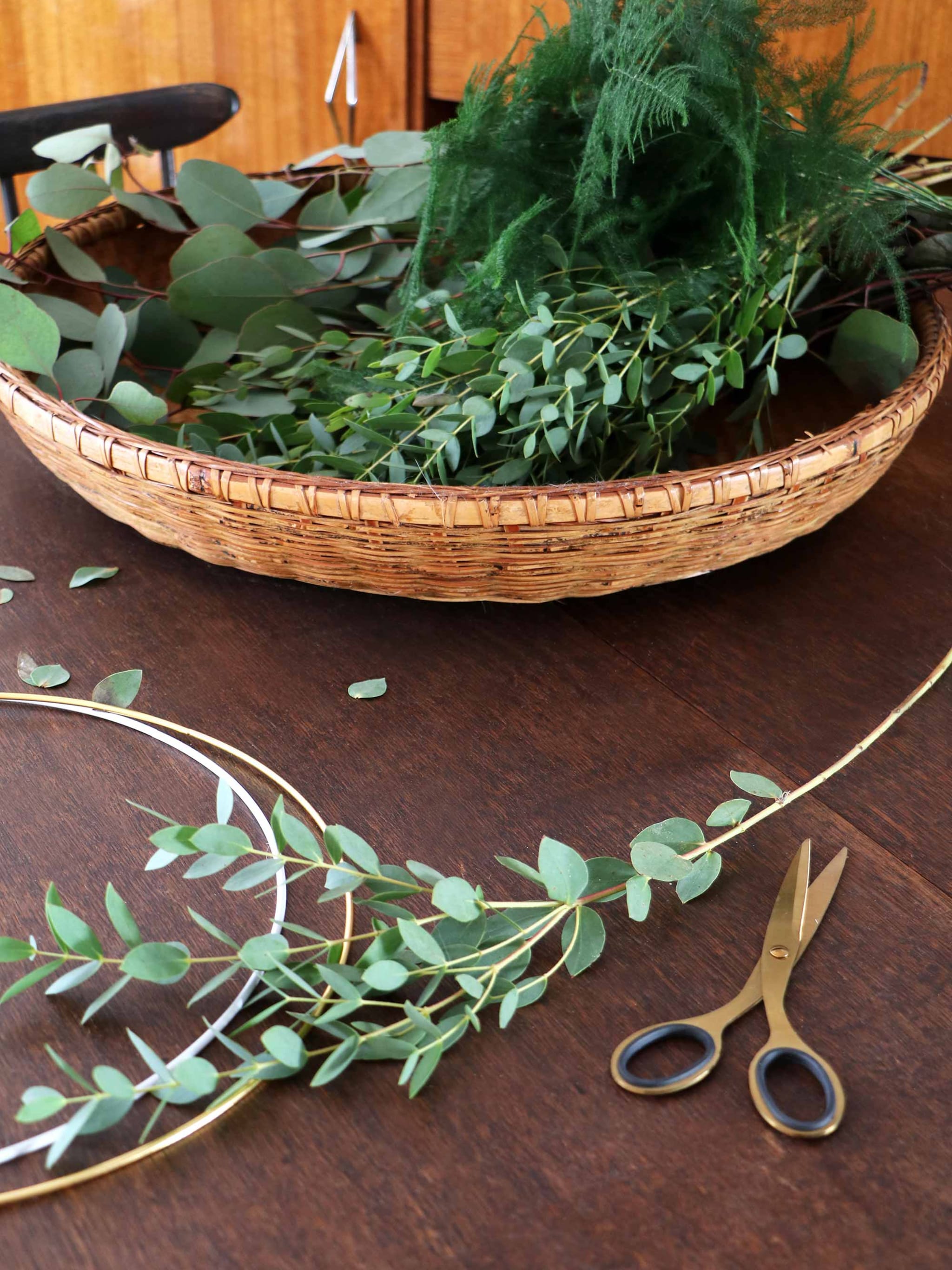 in feeststemming met een eucalyptus krans