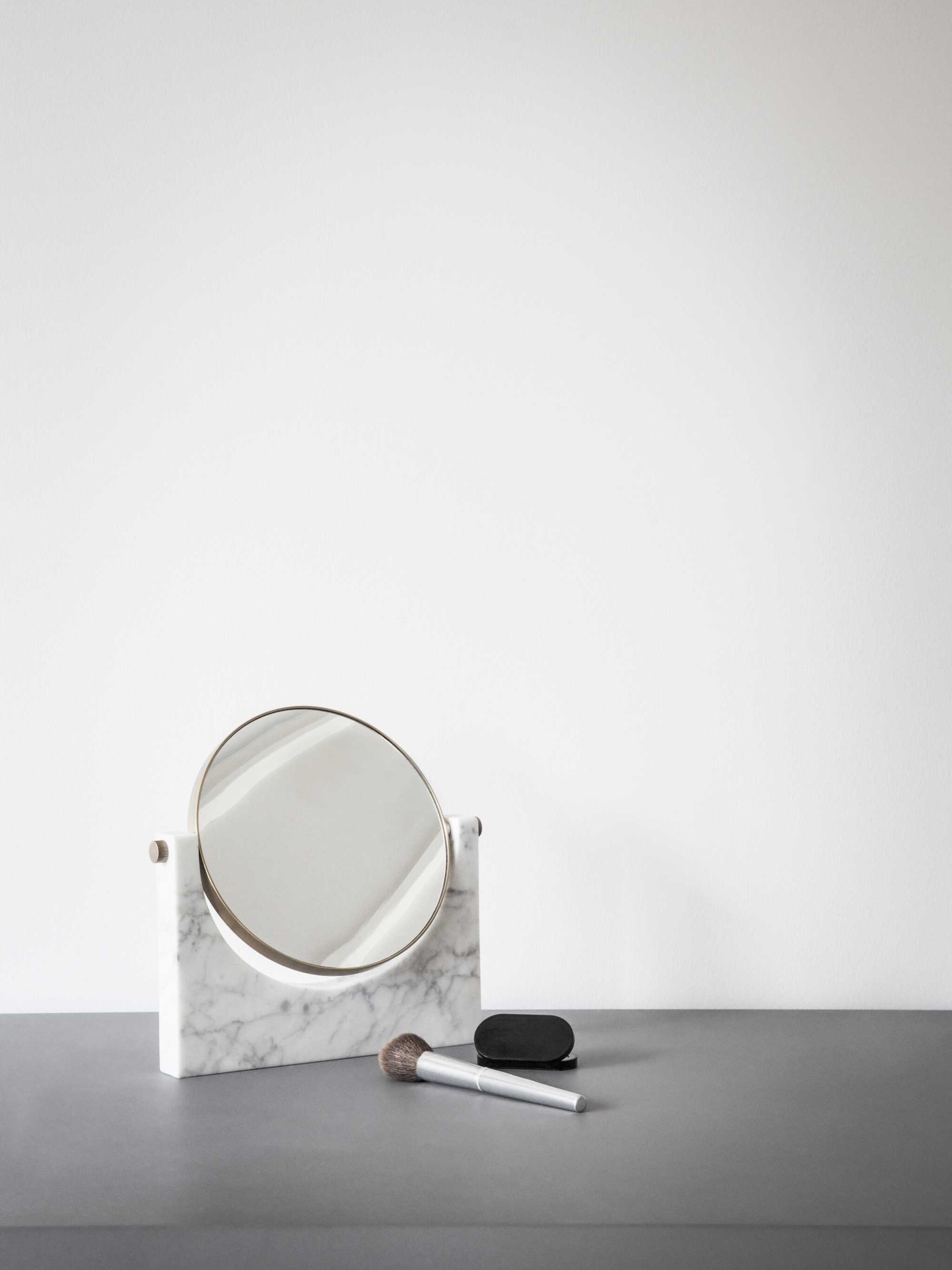 win deze mooie spiegel van designmerk menu