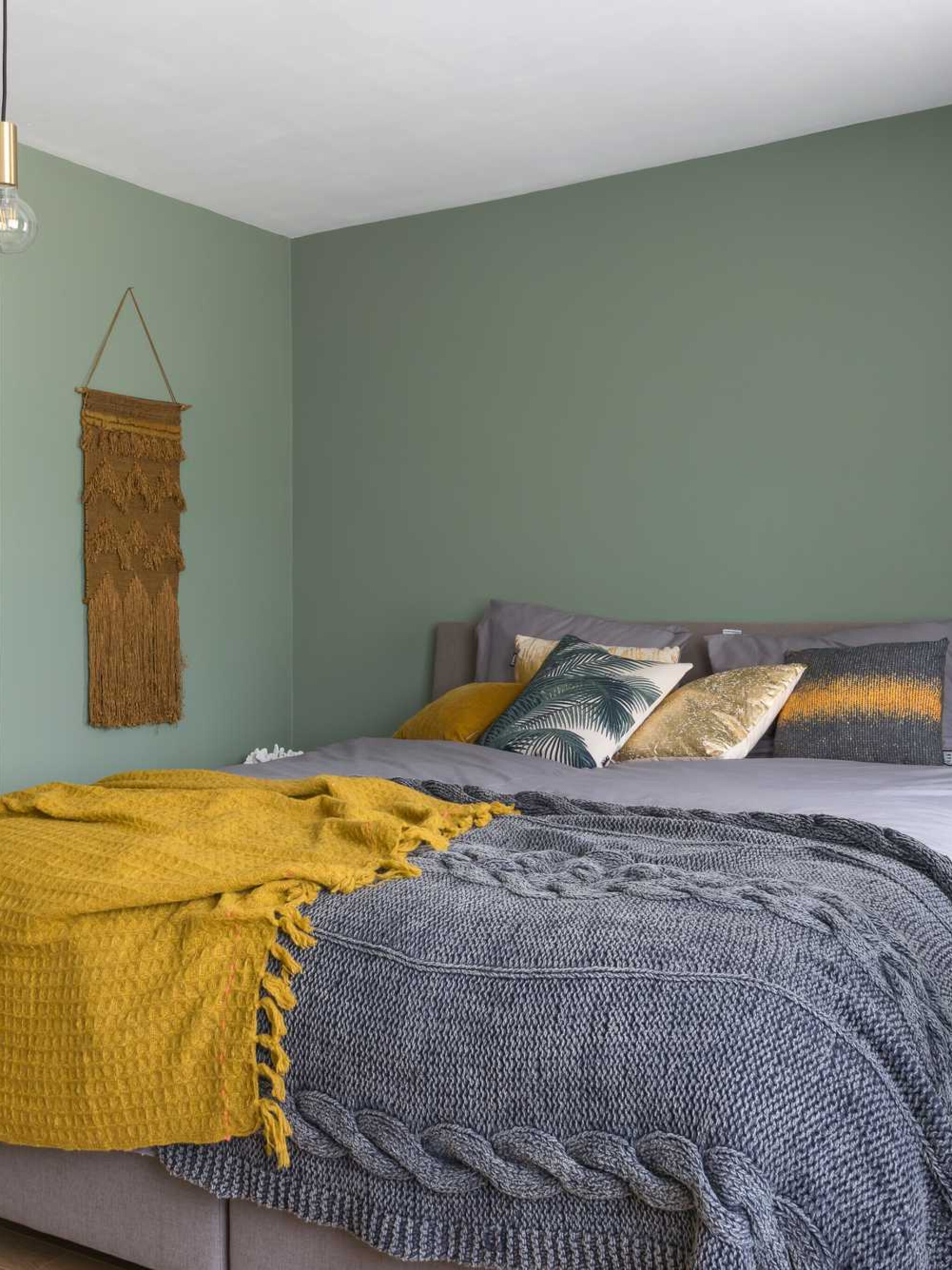 stylingtips voor een warme en donkere slaapkamer