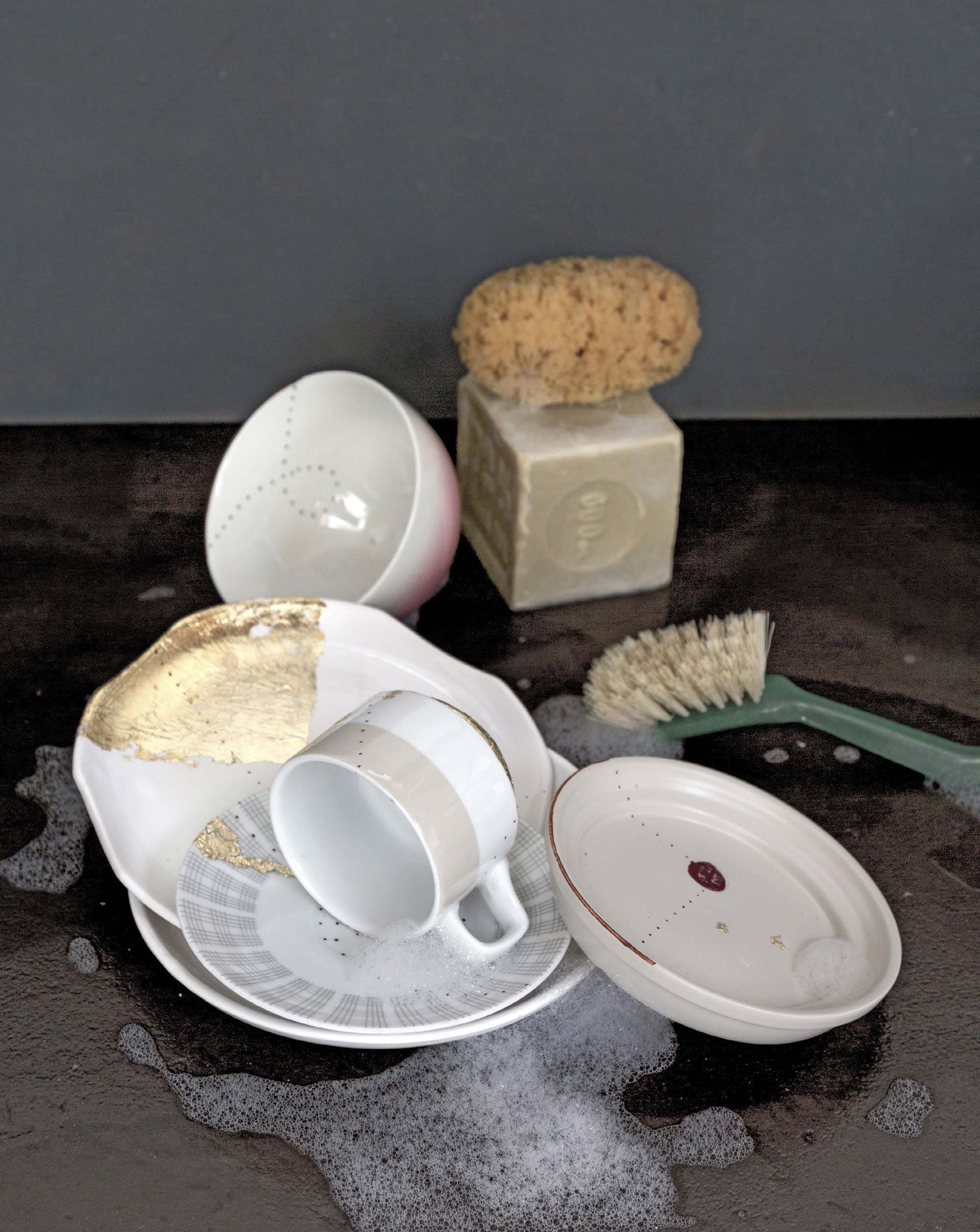 Servies Unite (Unique Pieces Shop). Natuurspons, zeep (Dille &amp; Kamille). Afwasborstel gemaakt van plastic uit de oceaan (Sjakies).