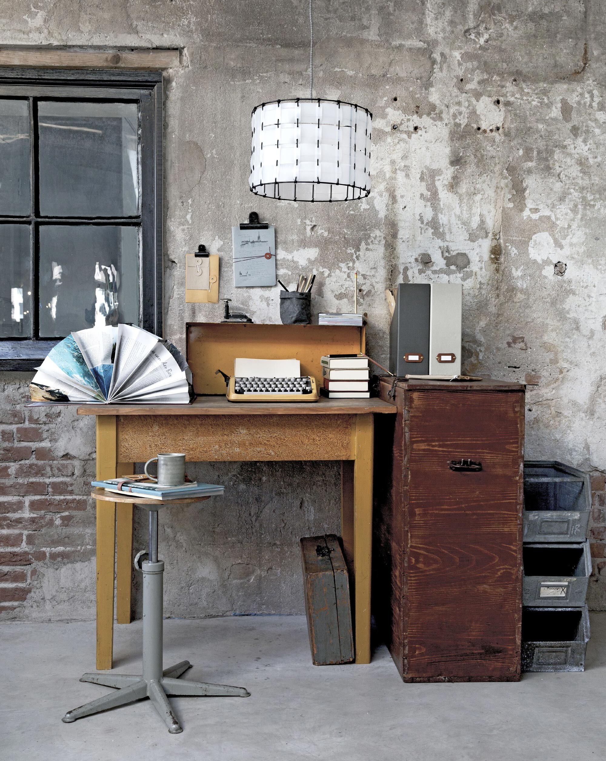 Lamp gemaakt van jerrycans (Pou-Belle Design). Stalen clip groot, stalen clip klein, notitieboekje, enveloppen, kladblok van oude reclameposters, notitieboeken About Blancs gemaakt van oude boeken, potloodpen, etui gemaakt van oud papier, notitieboeken (Sjakies). Oude nietmachine, typemachine, bureau, kruk (Neef Louis). Pennenbak (Uashmama). Gele kist (Petit Depot). Tijdschriftcassettes (House Doctor). Grote kist, houten koffertje (Van Dijk &amp; Ko). Zinken bakken uit een oude fabriek (Roest Wonen). De dossiermap is zelfgemaakt van een oud boek. Overig privébezit.