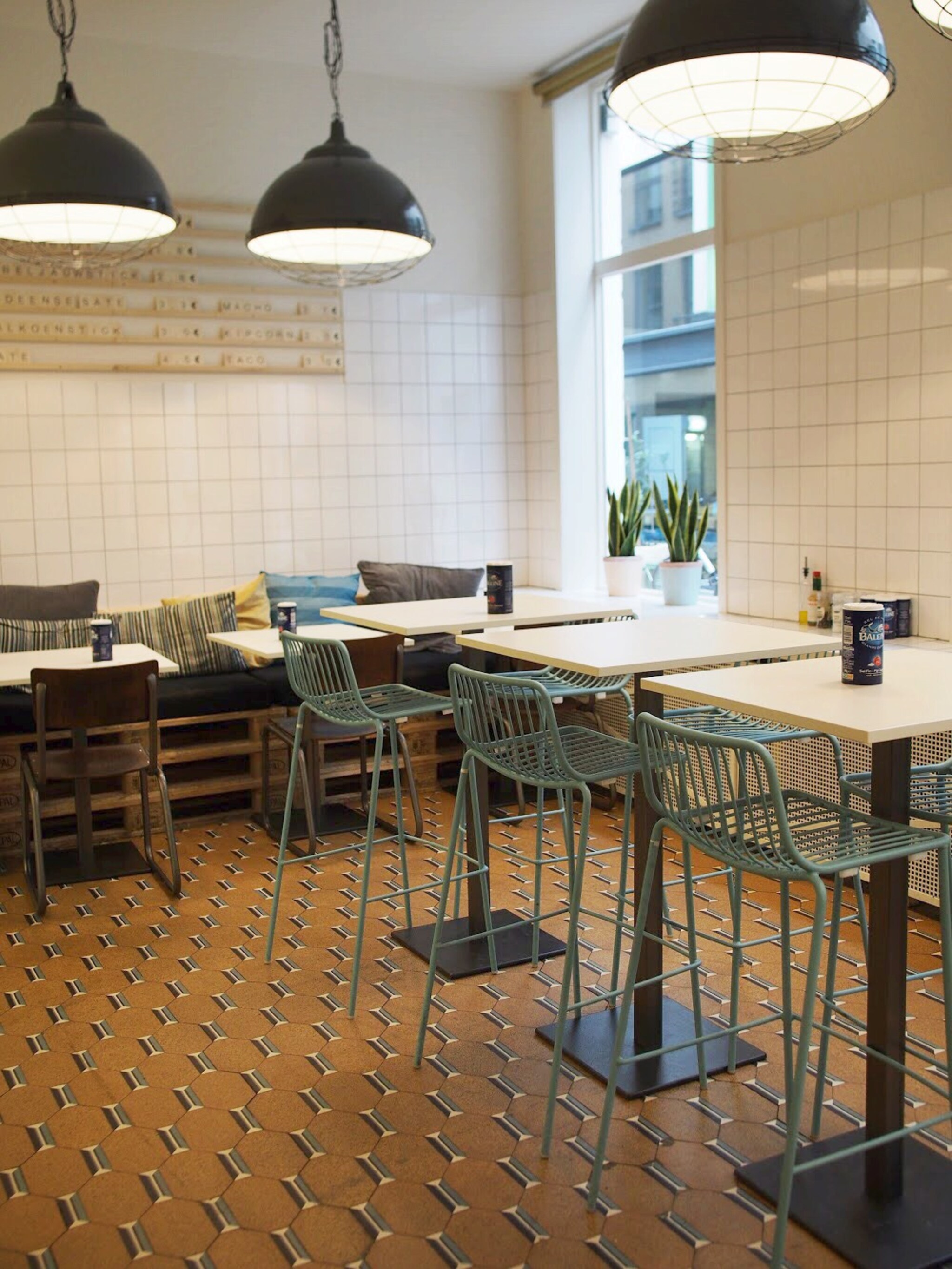 frietjes eten in scandinavische stijl bij frituur tartaar in gent