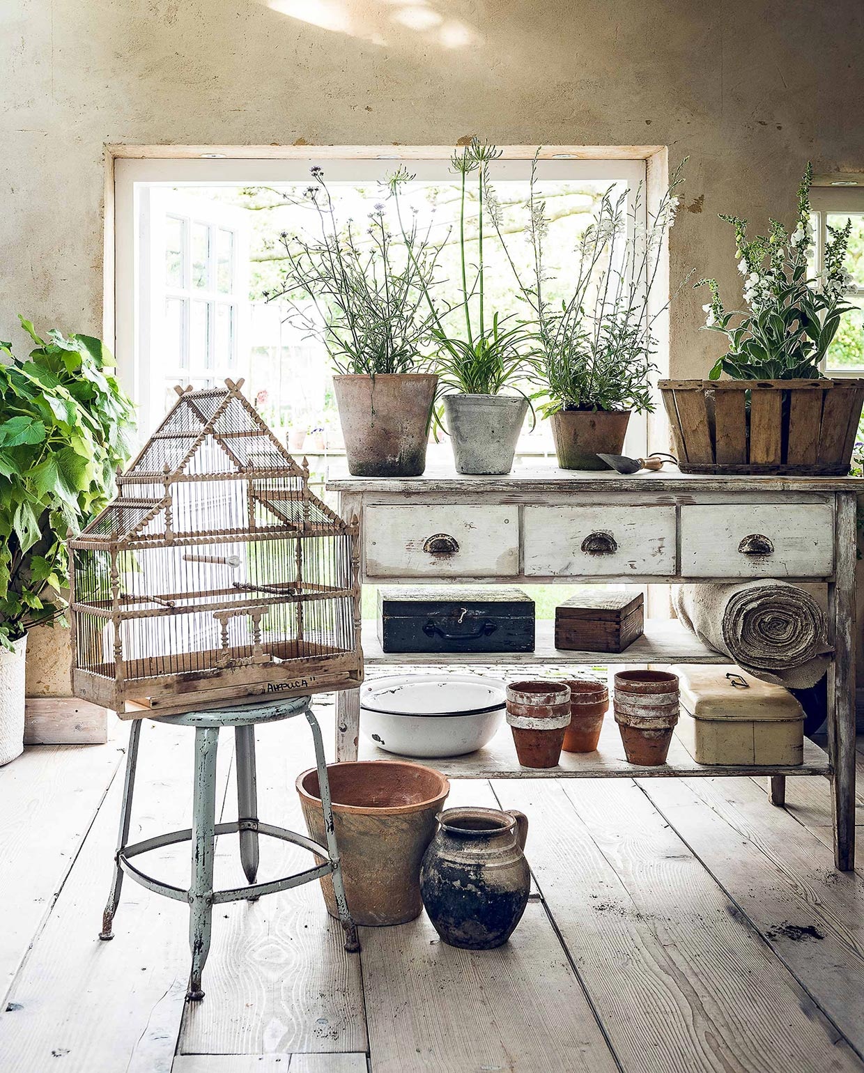 Metalen kruk (). Vogelkooi, oud linnen op rol, oude broodtrommel (). Werktafel, emaillen teilen, houten kisten (). Terracotta bloempotten (). Witte bloempot, houten mand (). Handschep (). Overig privébezit.,
