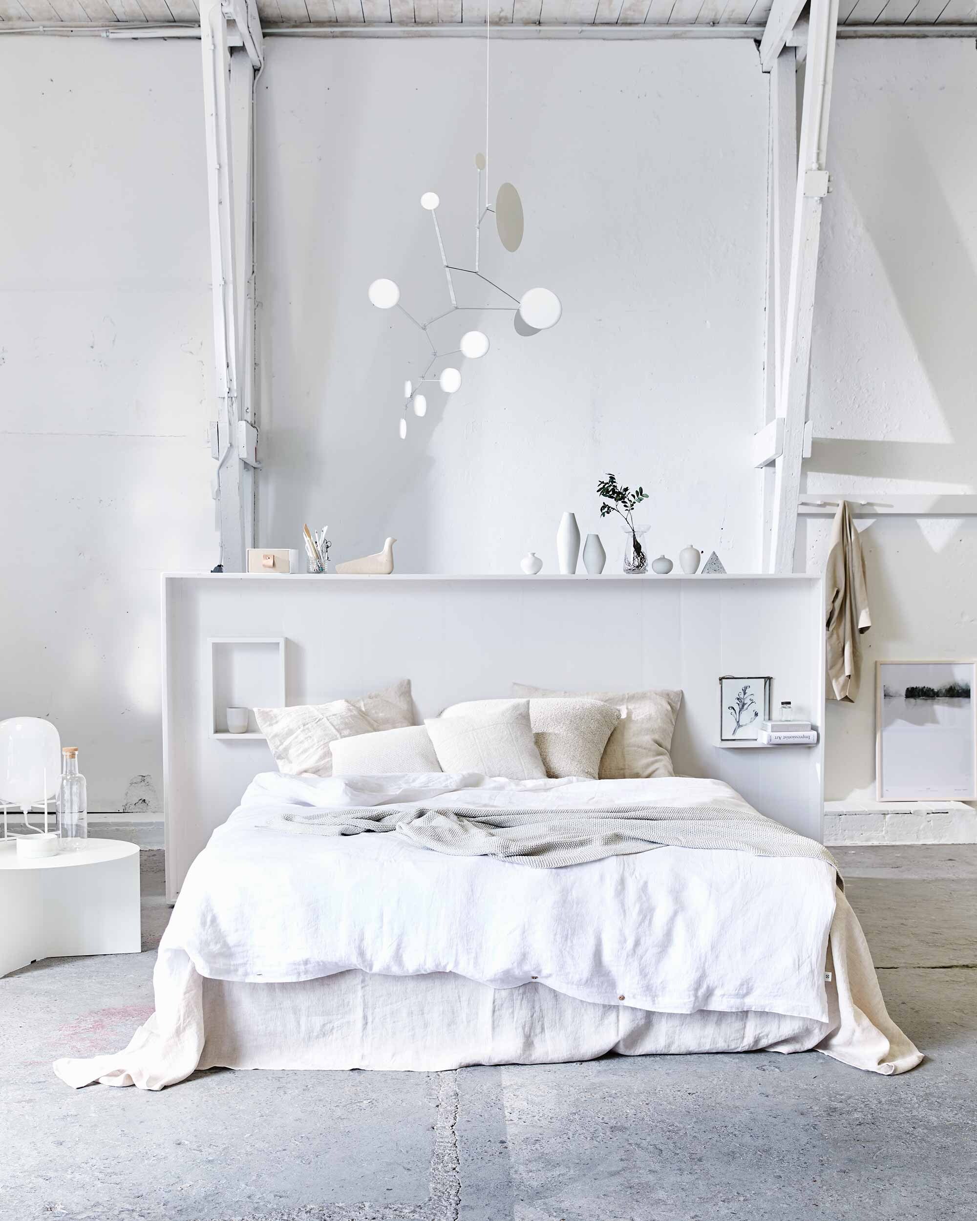 Hoofdbord (). Linnen laken Almond, linnen dekbedovertrek Pure white, kussenslopen Seashell, gerecyclede denim plaid in off white (). Bijzettafel Slit Table XL White, fles met kurken dop (). Lamp Pulpo small white (). Kleine vaasjes (). Hoge vazen van porselein (). Piramide van steen (). Glazen bollenvaas, linnen jas (). Afbeelding Calm Botanics in lijst (). Witte dot mobile (). Lage schaal op tafel, beker in kast (). Opbergdoos met nude laatje (). Kussen van witte alpaca wol, groot kussen Colombia (). Witte linnen kussenhoes (). Houten Eames vogel (). Tekening in lijst van Anke Loijens en overig privébezit.