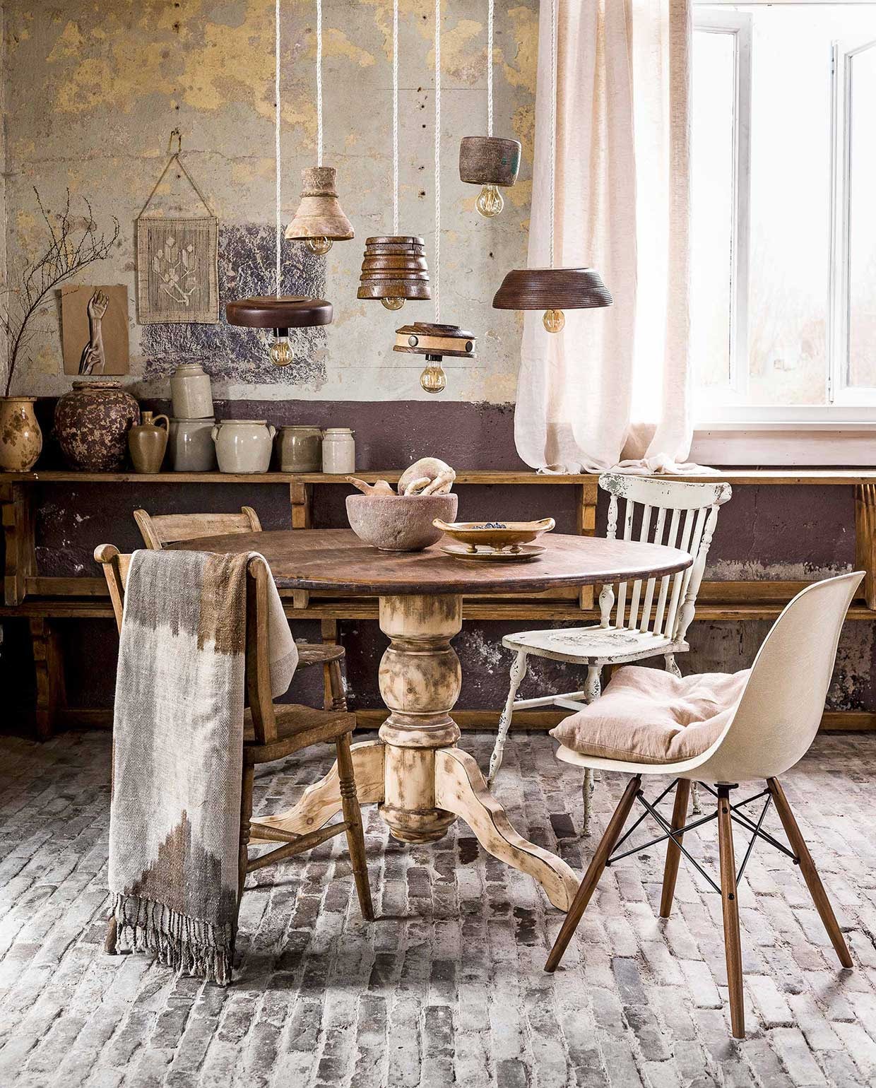 Schaaltjes, kunstwerkje met touw (). Linnen strijkijzersnoer, fitting van zwart bakeliet, kooldraadpeer dimbaar (). Tafelpoot geschuurd (). Stenen schaal, gevlekte karaf (). Fruitschaal/zeef, kleine karaf, wekpotten (Linda’s Hoekje). Vergeten groente (). Stoel Eames (). Kussen, gordijn gemaakt van linnen stof (By Mölle via ). Houten stoelen, twee houten bankjes op elkaar gestapeld als kast, grote karaf (met tak) (). Witte spijlenstoel (). Sjaal op stoel (). Kunstwerkje handen (Julia Lefeber).