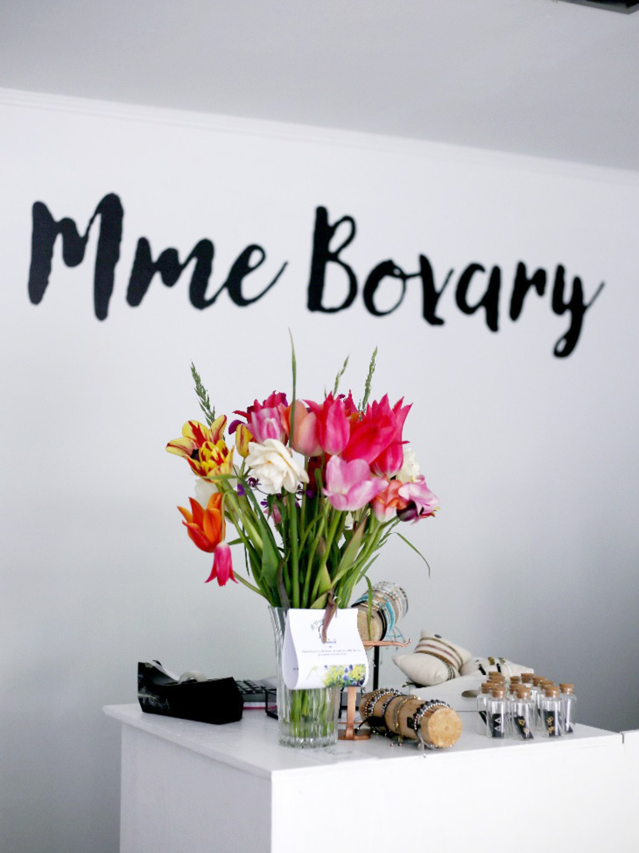 antwerpse concept store mme bovary viert nieuwe locatie met cadeautjes