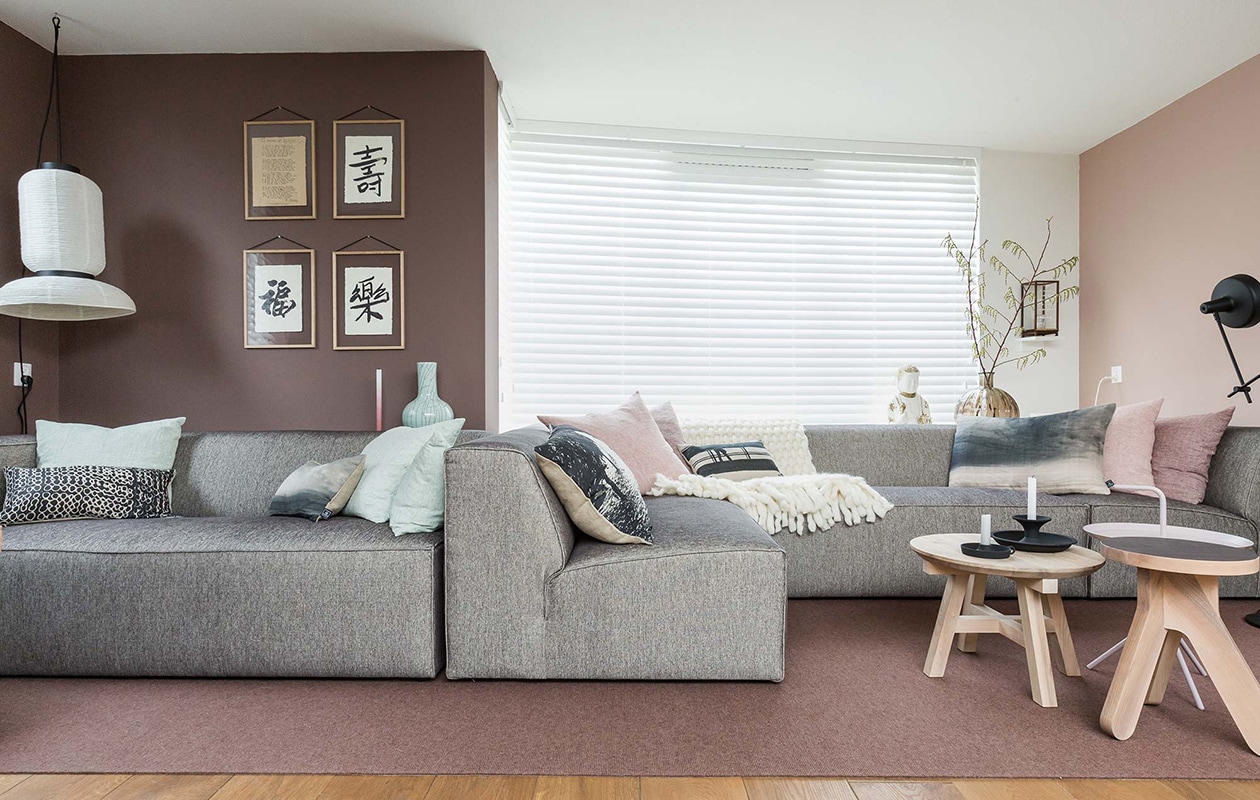 Houten jaloezieën: . Kleur op de wand – Karton S3010-Y70R: . Zetel: . Kussens – mint: . Kussen – grafisch: . Kussen – gevlekt: . Kussen – bomen: . Kussens – roze: . Kussen – crème zwart: . Plaid: . Kussen – gevlekt: . Buddha: privébezit. Vaas: . Display box: . Fotolijsten: privébezit. Vloerlamp: . Springbok: . Vloerkleed:  (verkrijgbaar in de winkel). Salontafel – roze: . Kruk – donkerhout: . Salontafel – lichthout: . Kandelaar – zwart:. Plafondlamp: