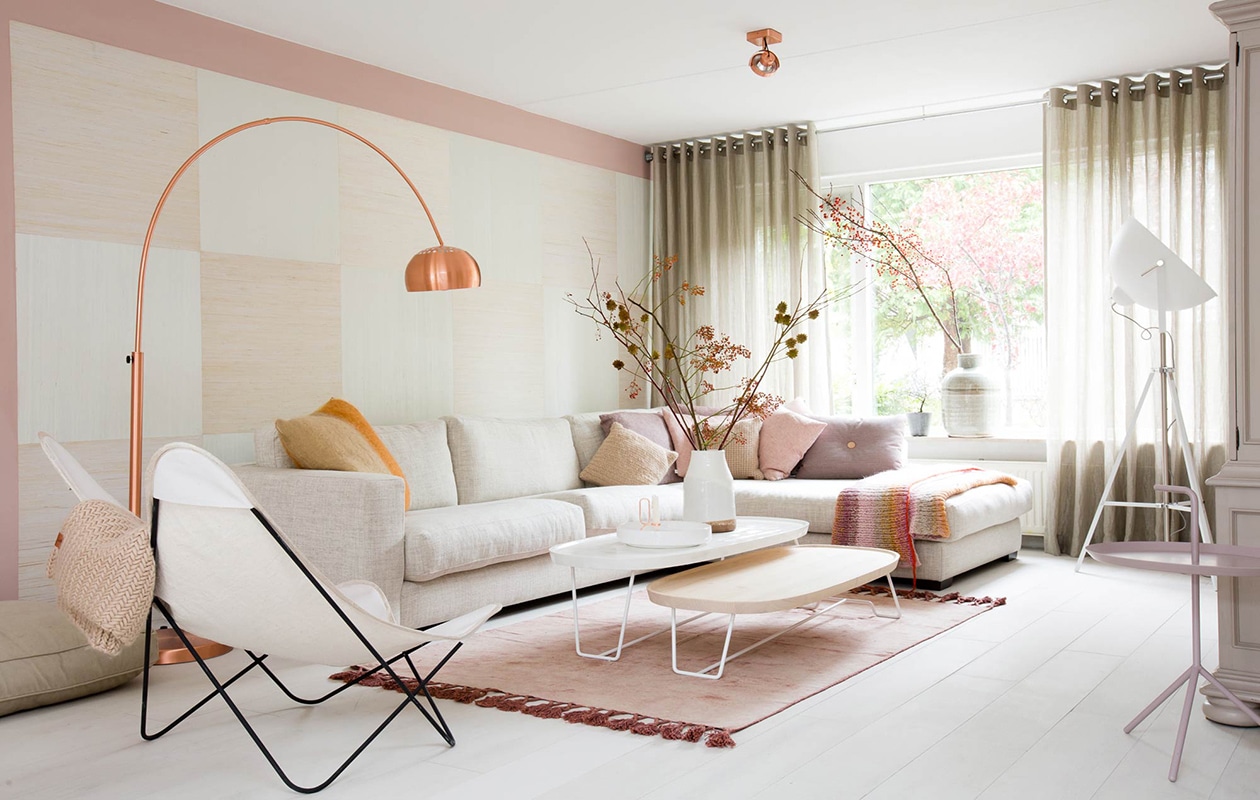 Vloer – Marwood: . vtwonen tegels by Douglas &amp; Jones. Kleur op de wand – Connectie 2010-Y90R: . Kleur op de lichte wand – Puur 1005-Y90R: . Behang – collectie Naturel Wallcoverings nr. 322630: . Behang – collectie Naturel Wallcoverings nr. 322605: . Gordijnen – collectie Chloe nr. 7571-4 (linnen met glansdraad): . Bank – Cabi in stof imola 60: . Kussen – oranje: . Kussens – gebreid: . Kussen – roze: . Kussen – paars: . Kussens – met knoop: . Plaid – multicolor: . Vloerkleed: . Salontafels – Atolo: . Vaas – wit: . Schaal – wit: . Kaarsenstandaard – koper: . Vloerlamp – koper: . Vlinderstoel: . Plaid: . Kast: privébezit geverfd in kleur Lei S 3005-Y50R – met kant en klaar perfect finish: . Kasthendels – leer: . Deuren met lijn – model AL24: . Deurklinken – Svedex Mood: . Lamp – wit: . Bijzettafel – lavendel: . Vaas op vensterbank: . Spot – koper: . Trap – Freshwood: