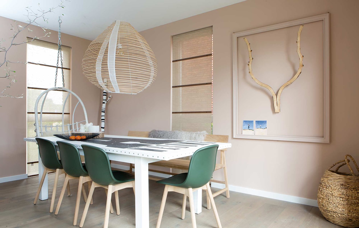 Vouwgordijen – in pure linen:  (ook verkrijgbaar ). Kleur op de wand – Zeester S 2010-Y60R: . Lijst: privébezit. Gewei: . Mand: . Hanglamp: . Eettafel: privébezit met  van vtwonen. Eetkamerstoelen: . Bankje: . Vachtje: . Boomschijf: privébezit., Schaal: . Hangstoel: privébezit. Tak – zwart-wit: .,  Fotolijst: privébezit. Posters: verkrijgbaar in de vt wonen&amp;design beurs shop