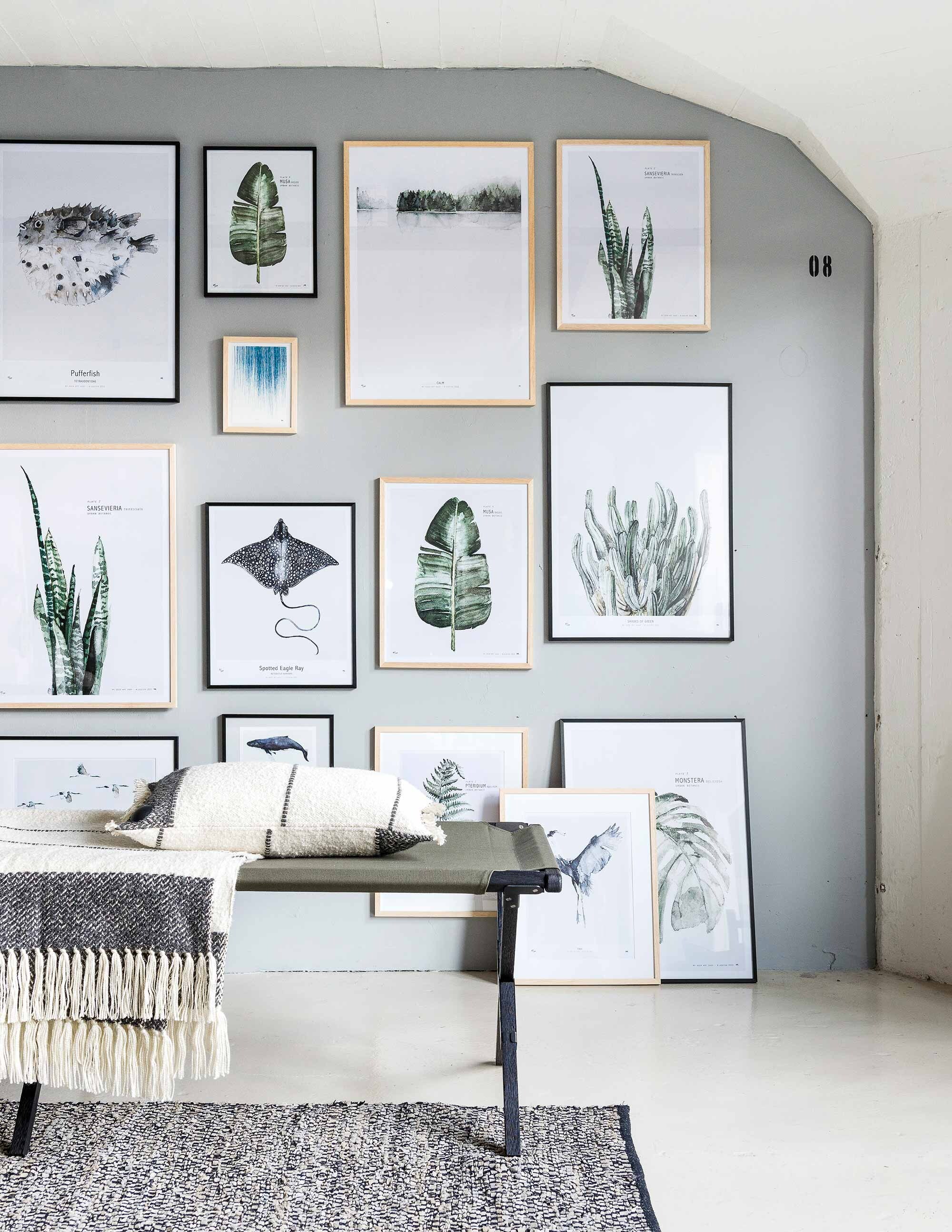 Op de muur krijtverf, posters in frame van My Deer Art Shop, plaid, kussen, kleed van geweven leer (Loft). Veldbed met canvas zitting (Toposworkshop).