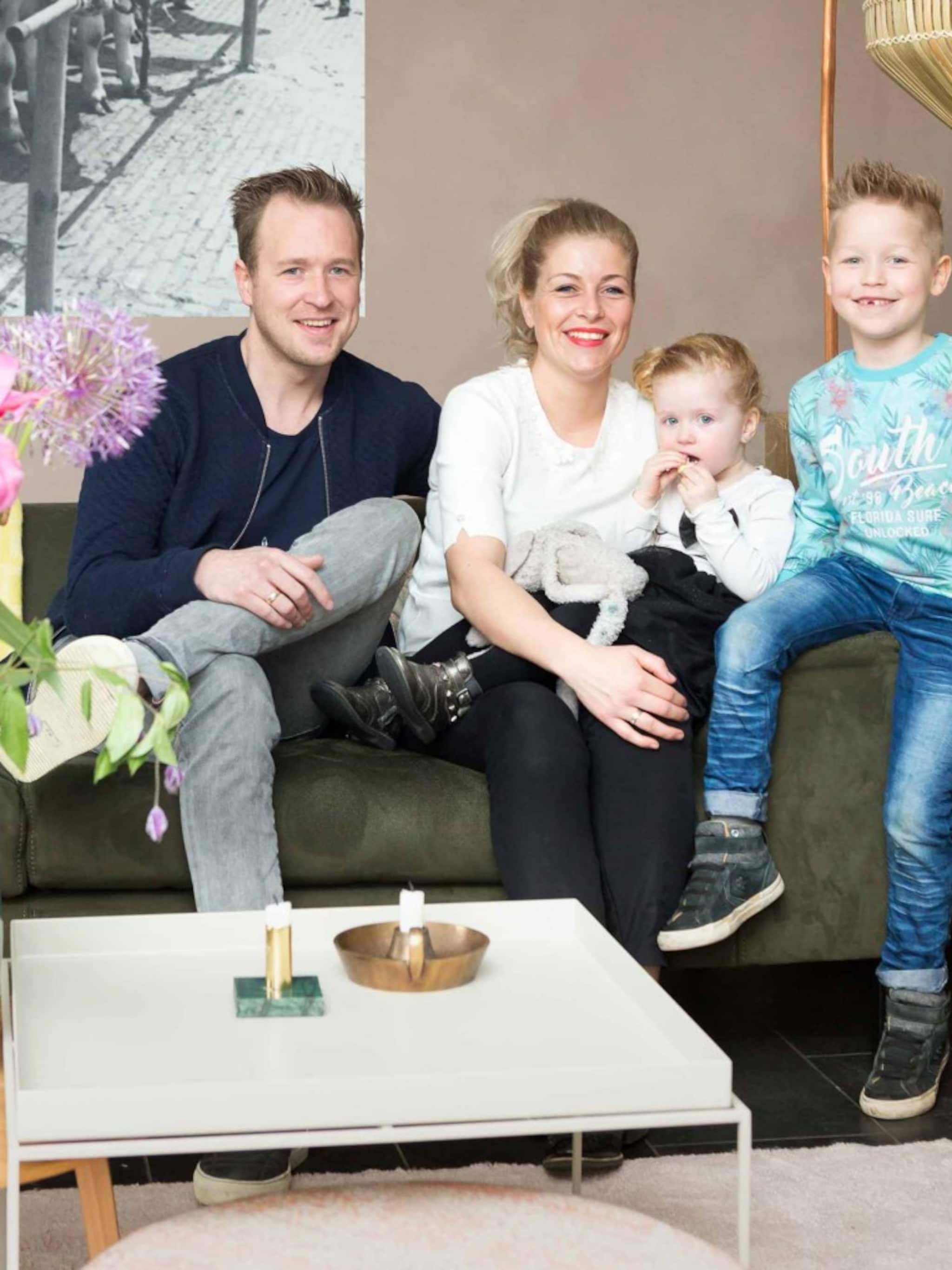 make over van zwart wit naar kleurrijke woonkamer
